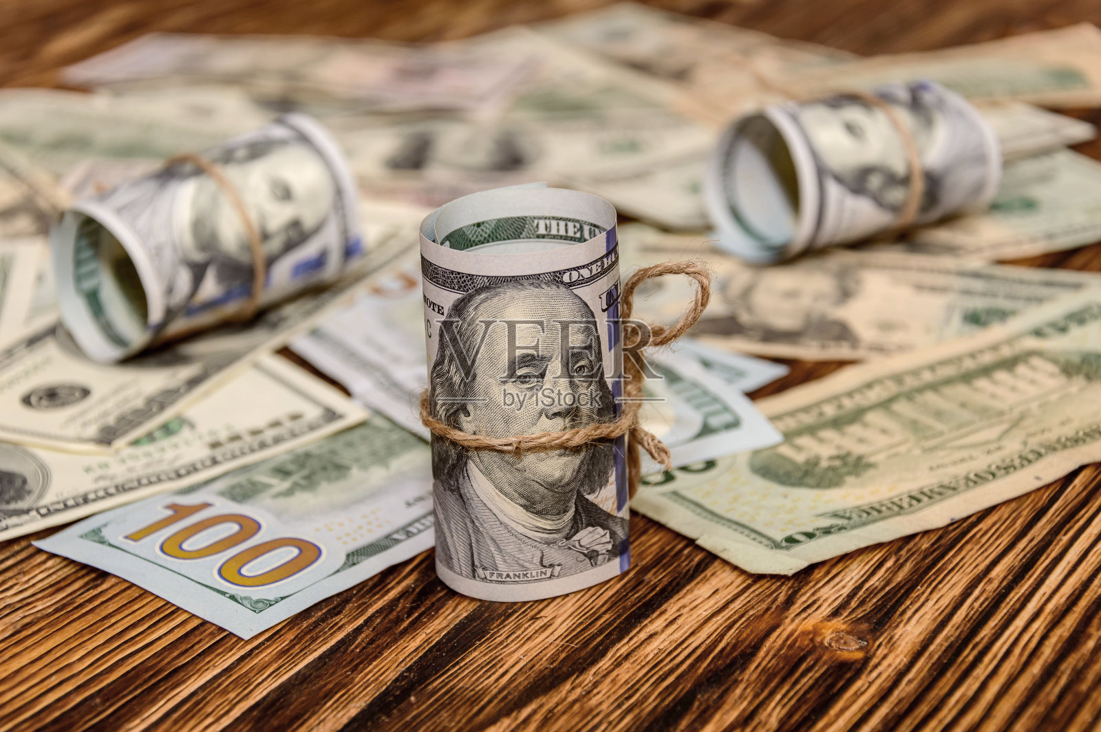 以美元为背景的百元钞票照片摄影图片