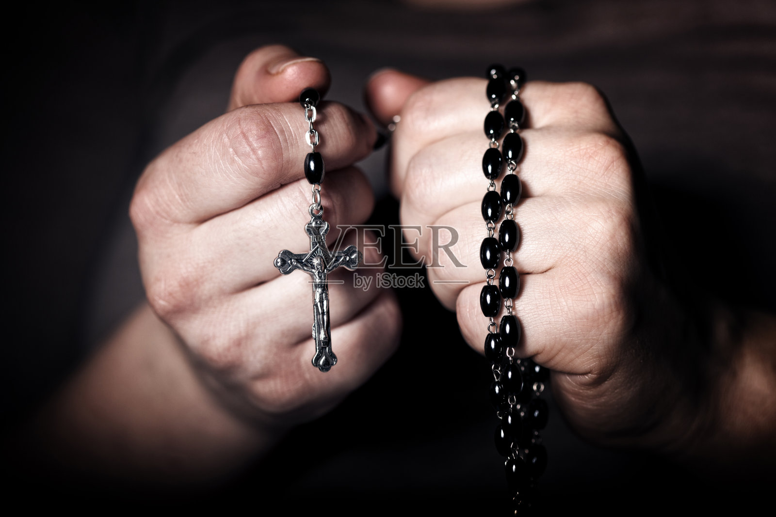 手和念珠照片摄影图片