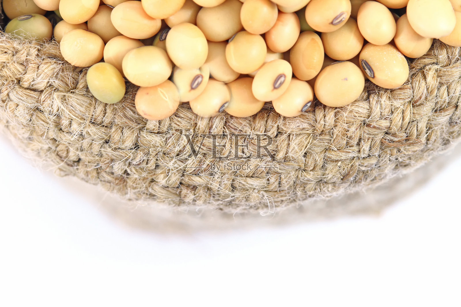 麻袋中的大豆孤立白色背景。照片摄影图片