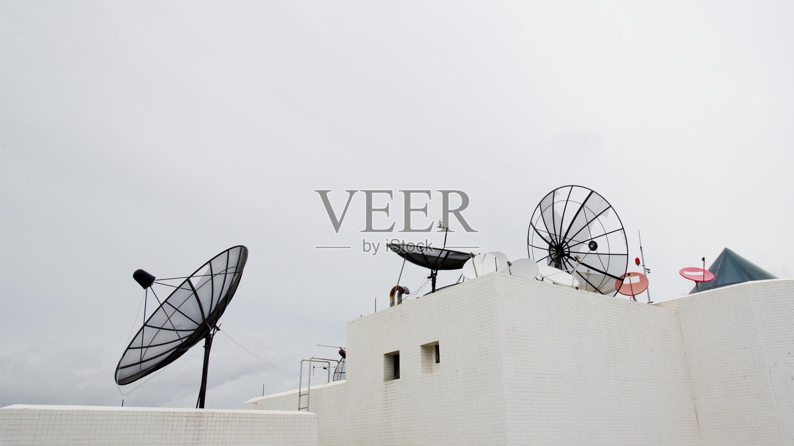 屋顶上有许多卫星天线照片摄影图片