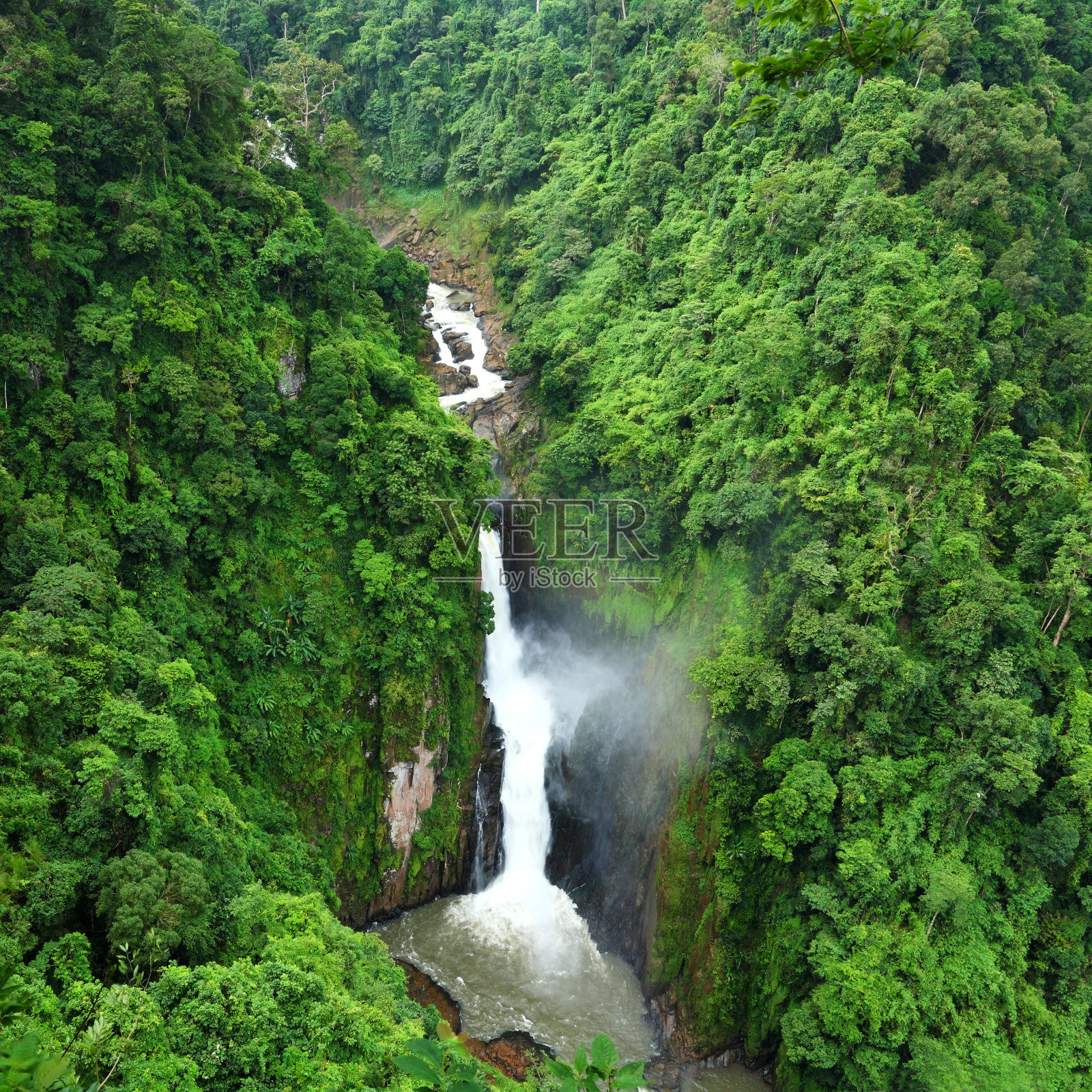 美丽的瀑布在绿色的森林，泰国照片摄影图片