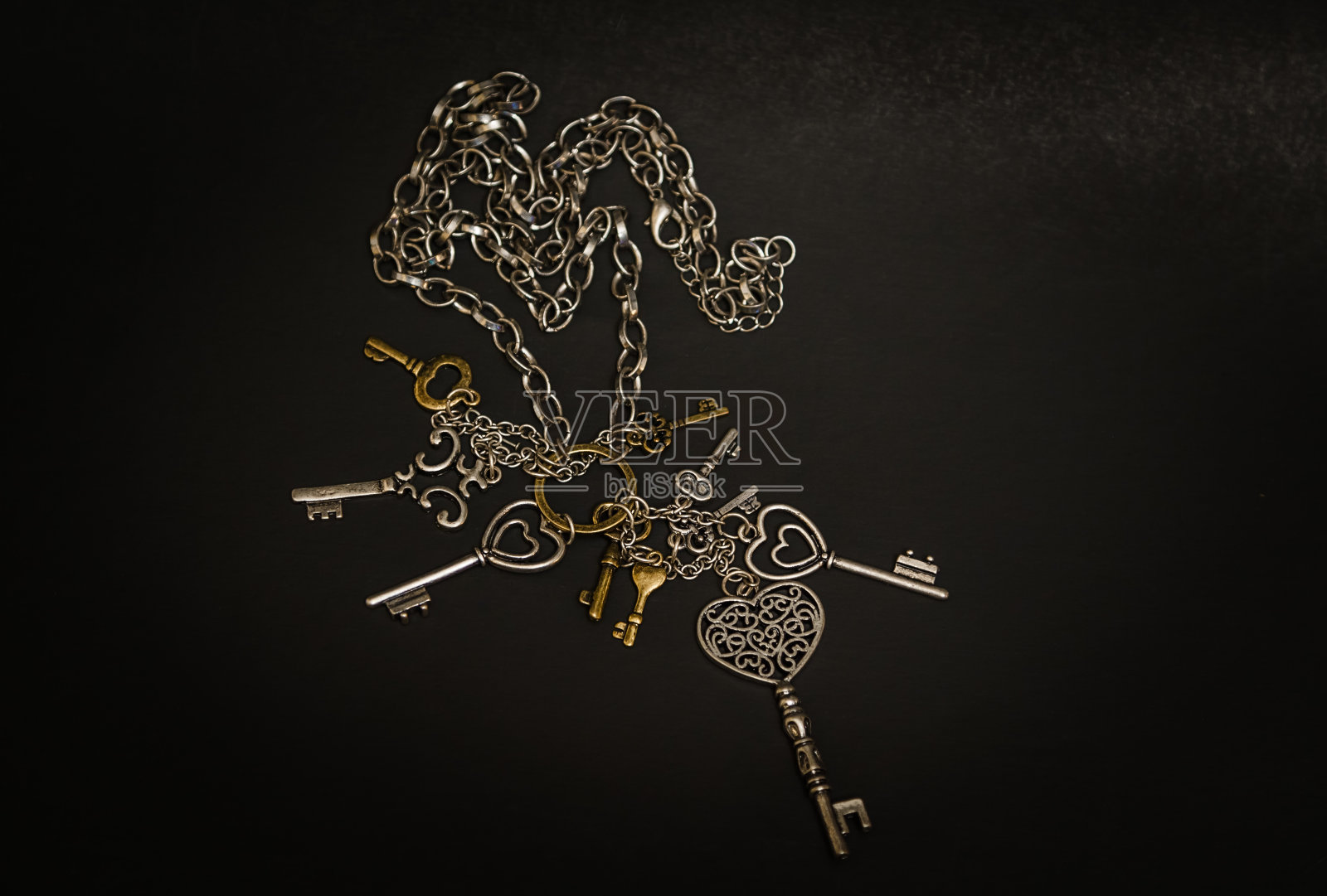 近景老装饰各种复古钥匙上的黑暗照片摄影图片
