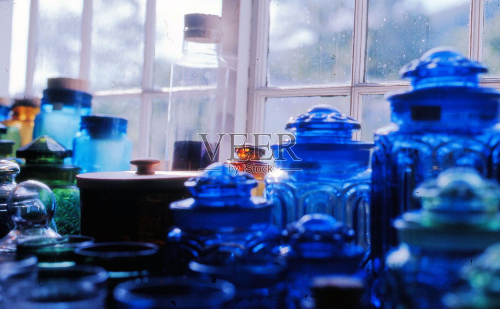 佛蒙特州本宁顿古董店里的彩色瓶子照片摄影图片