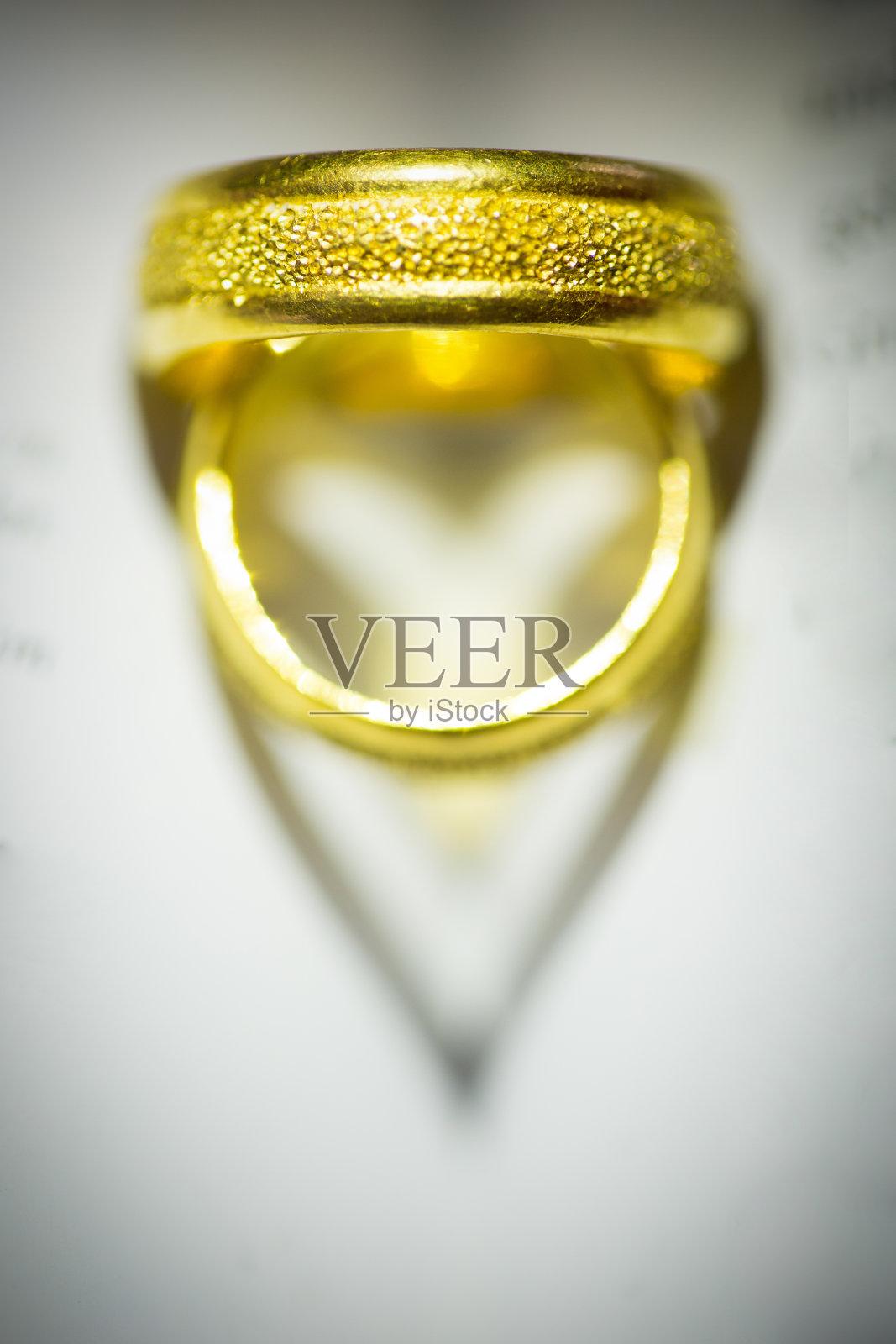 情人节心形戒指的影子照片摄影图片