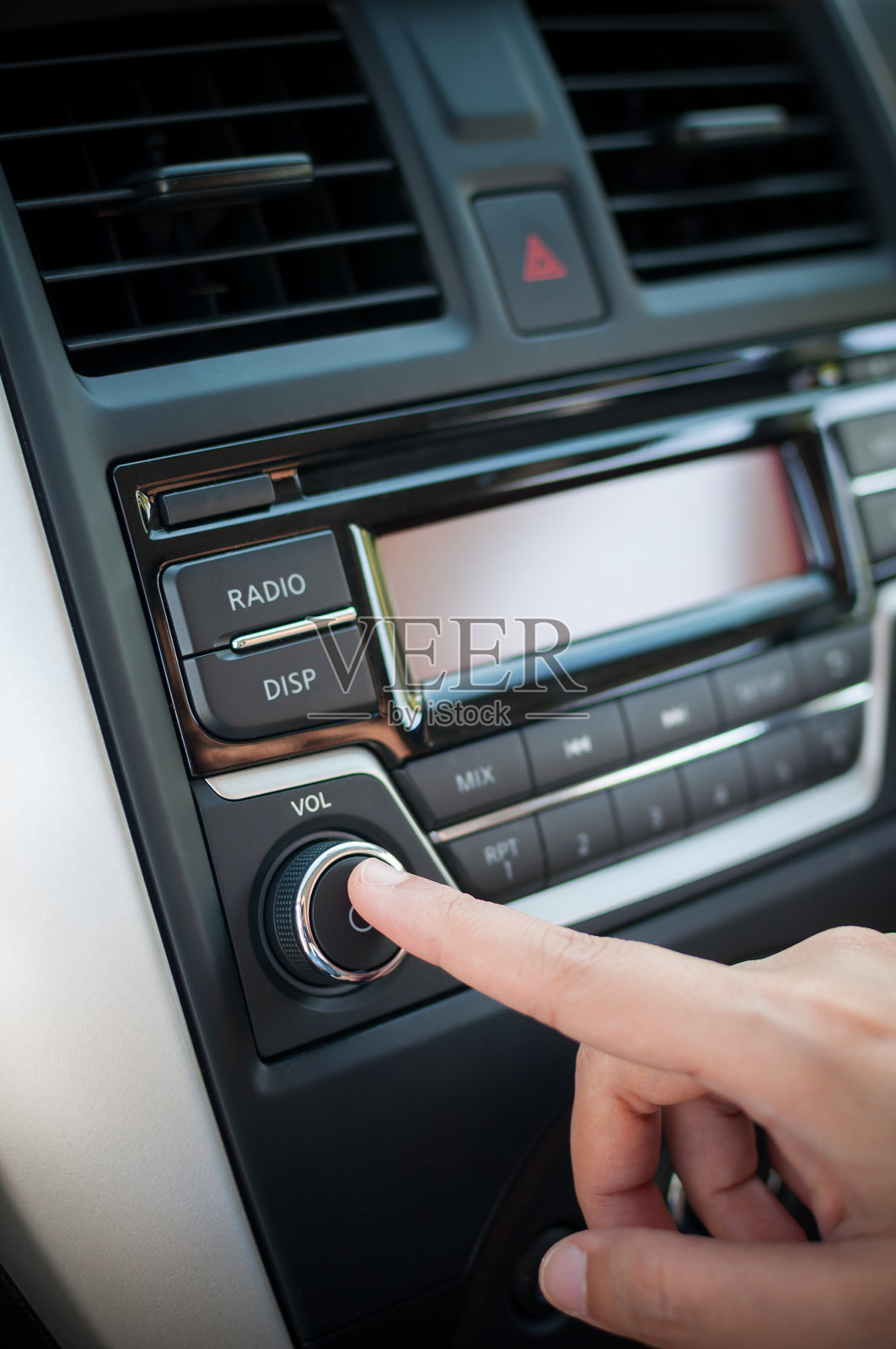 司机手指按下汽车音频播放器的按钮照片摄影图片