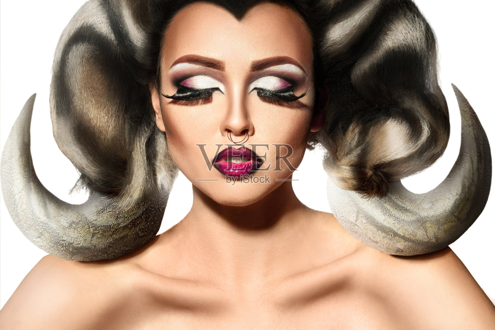 创造性的肖像性感的女人闭上眼睛和角照片摄影图片