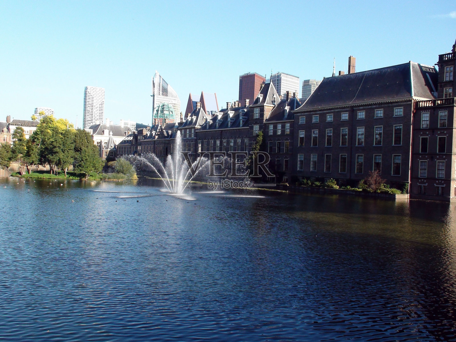 位于荷兰海牙的喷泉和宾尼霍夫议会大厦照片摄影图片