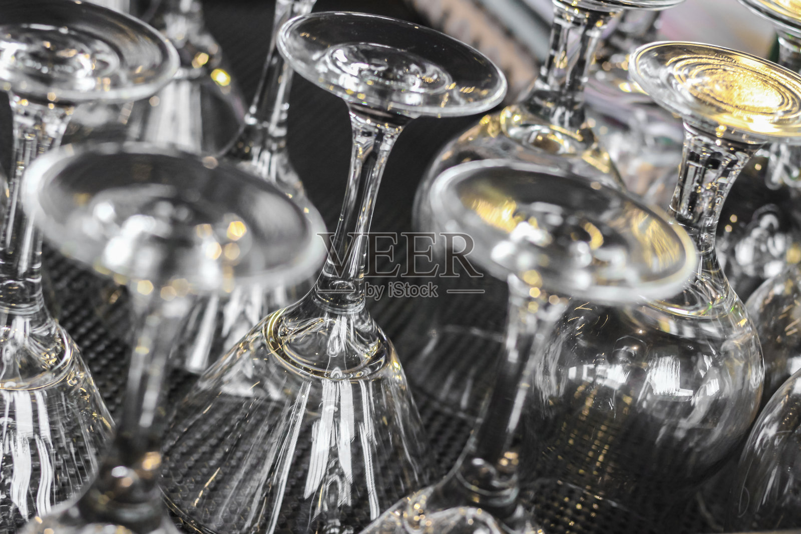 水晶酒杯与模糊的灯光周围照片摄影图片