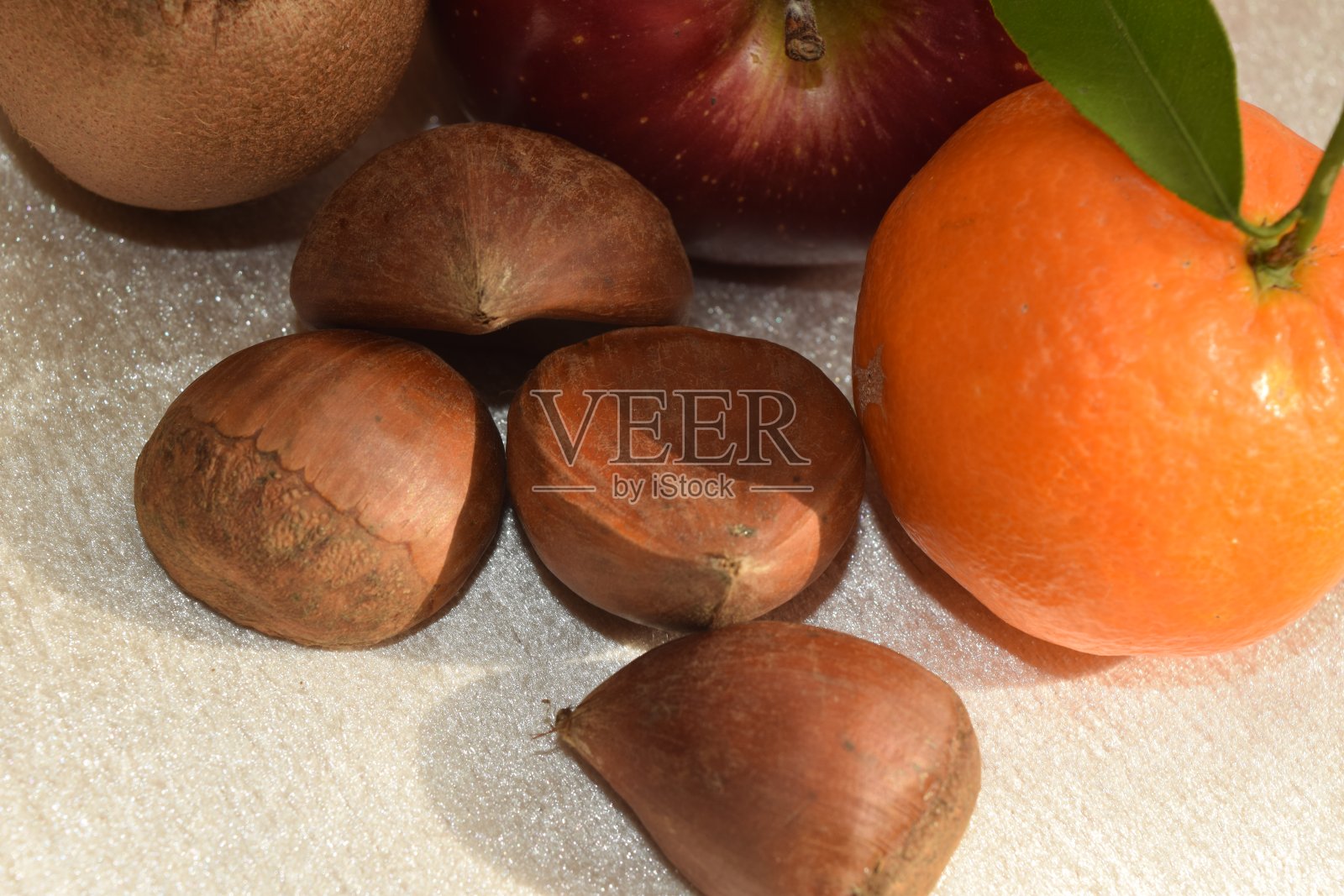 苹果，柑橘，榛子和猕猴桃。照片摄影图片