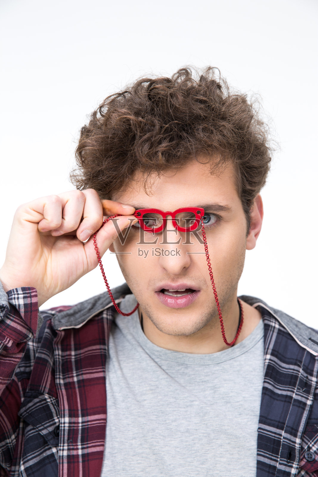 透过小眼镜看相机的男人照片摄影图片