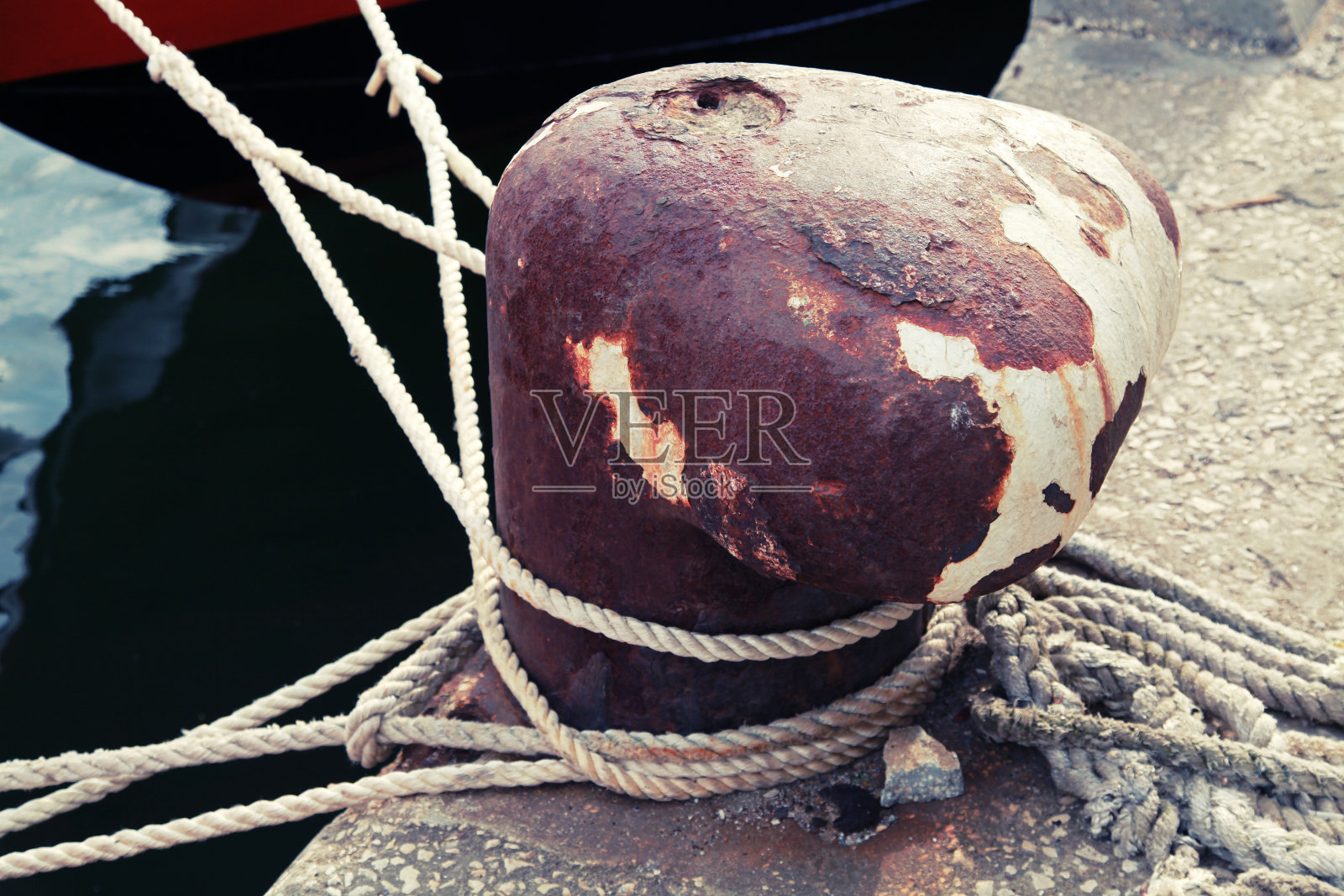 有海军缆绳的生锈的旧系泊柱照片摄影图片