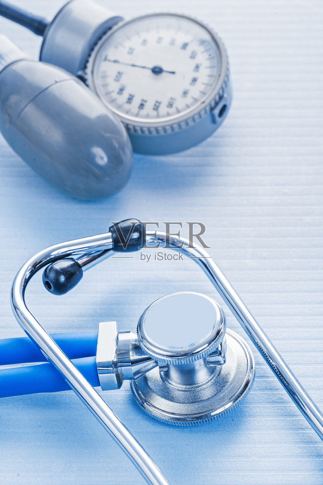 蓝色背景的听诊器和血压监测仪照片摄影图片