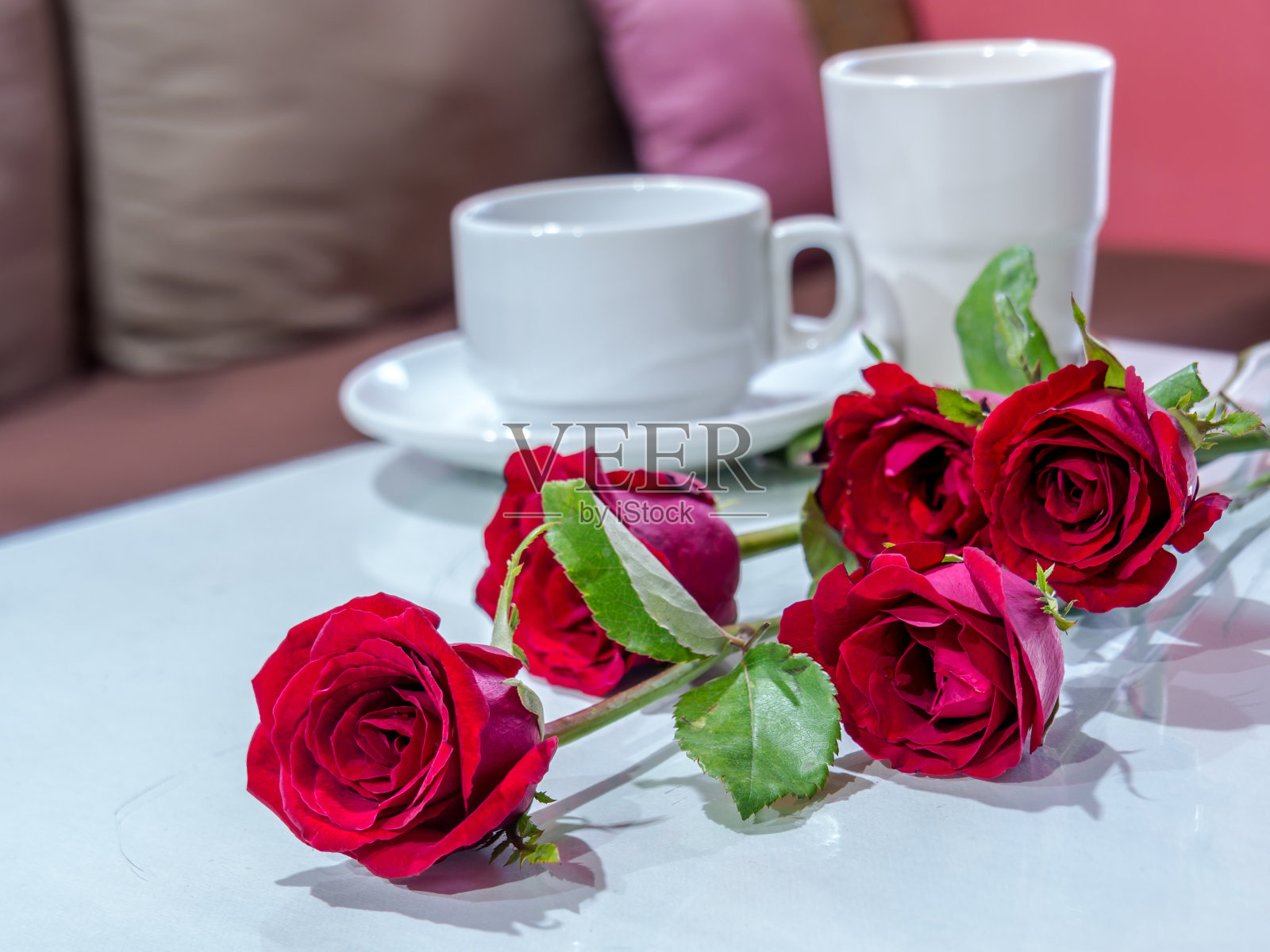 餐桌上的玫瑰/室内静物和装饰概念照片摄影图片