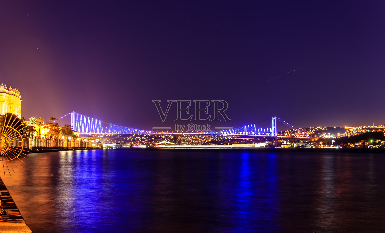 夜间连接欧亚的伊斯坦布尔桥照片摄影图片