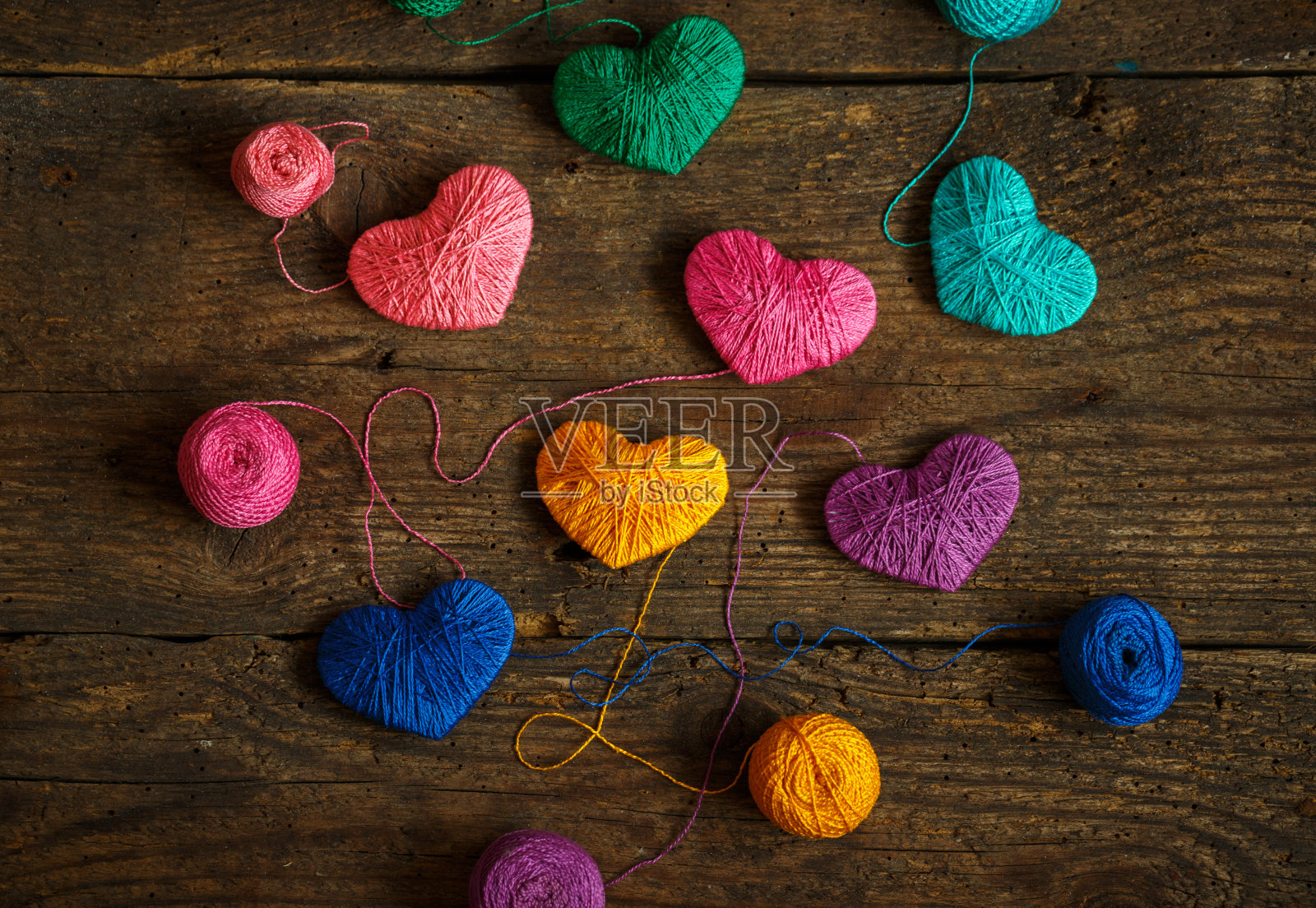 彩色的心与一个球的线在木制的背景照片摄影图片