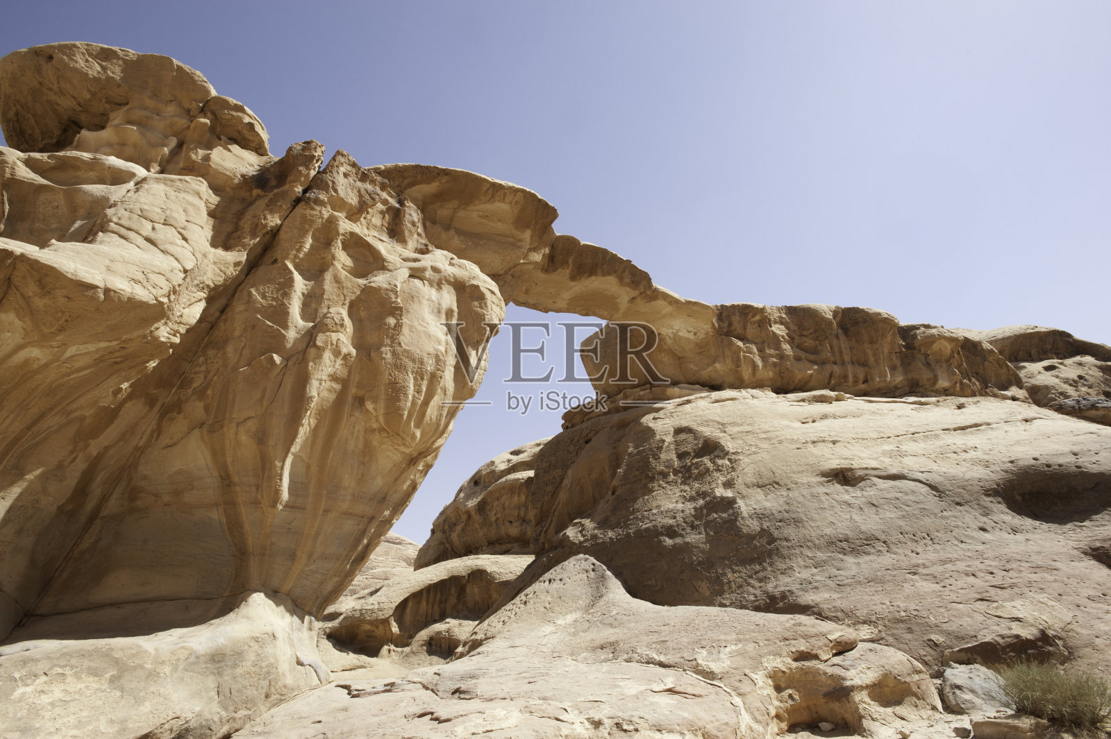 约旦瓦迪拉姆的天然桥照片摄影图片