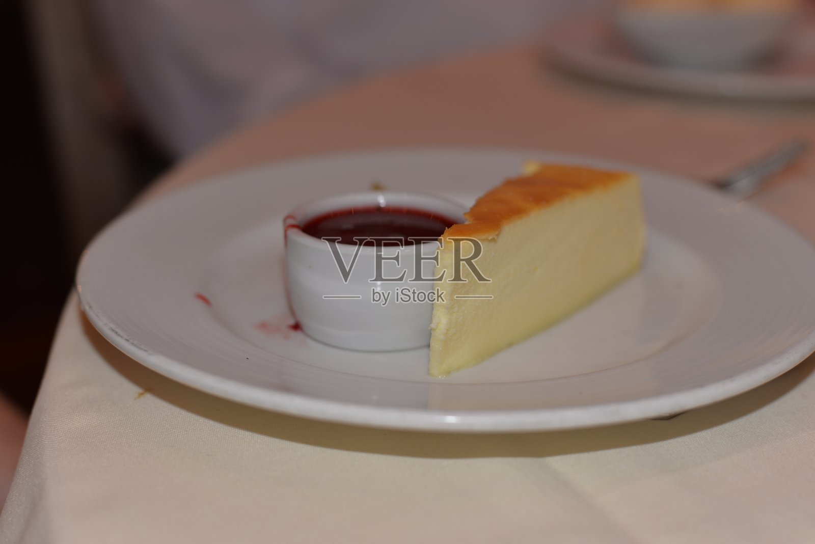 奶酪蛋糕和红酱照片摄影图片