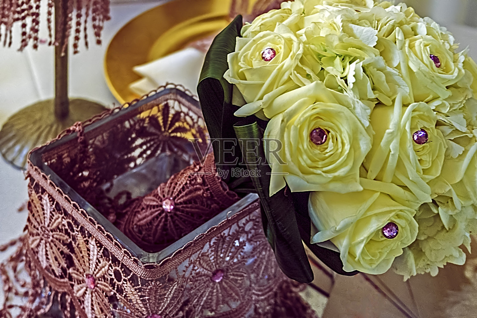 黄色玫瑰和粉色水晶的新娘花束照片摄影图片