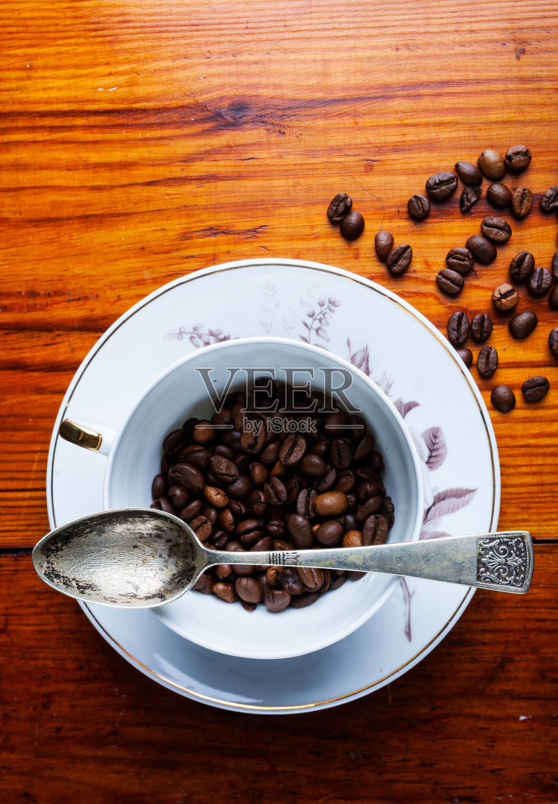 木桌上放着咖啡豆和杯子照片摄影图片