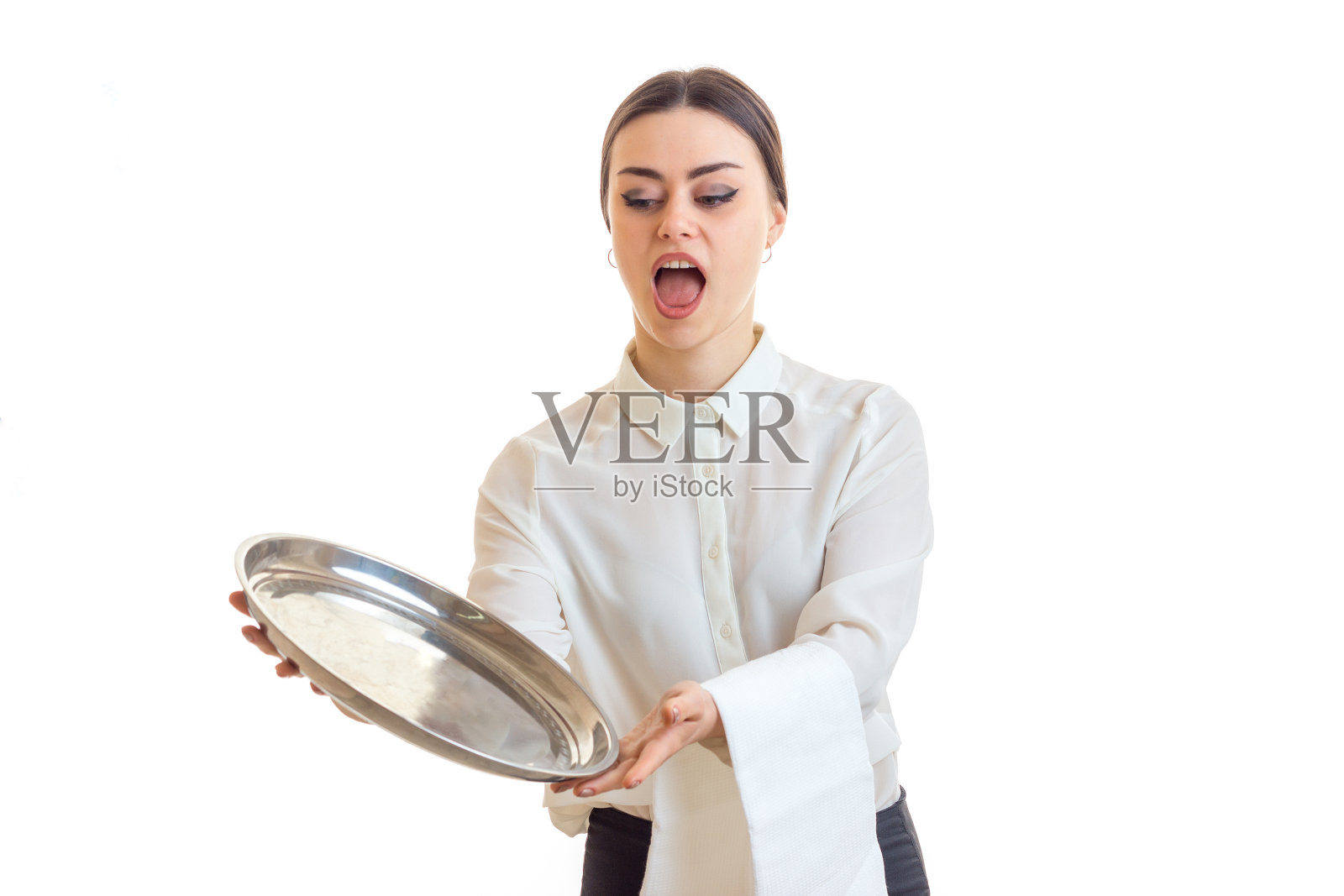 笨手笨脚的年轻女侍者张大了嘴，一下子倒在地板托盘上照片摄影图片