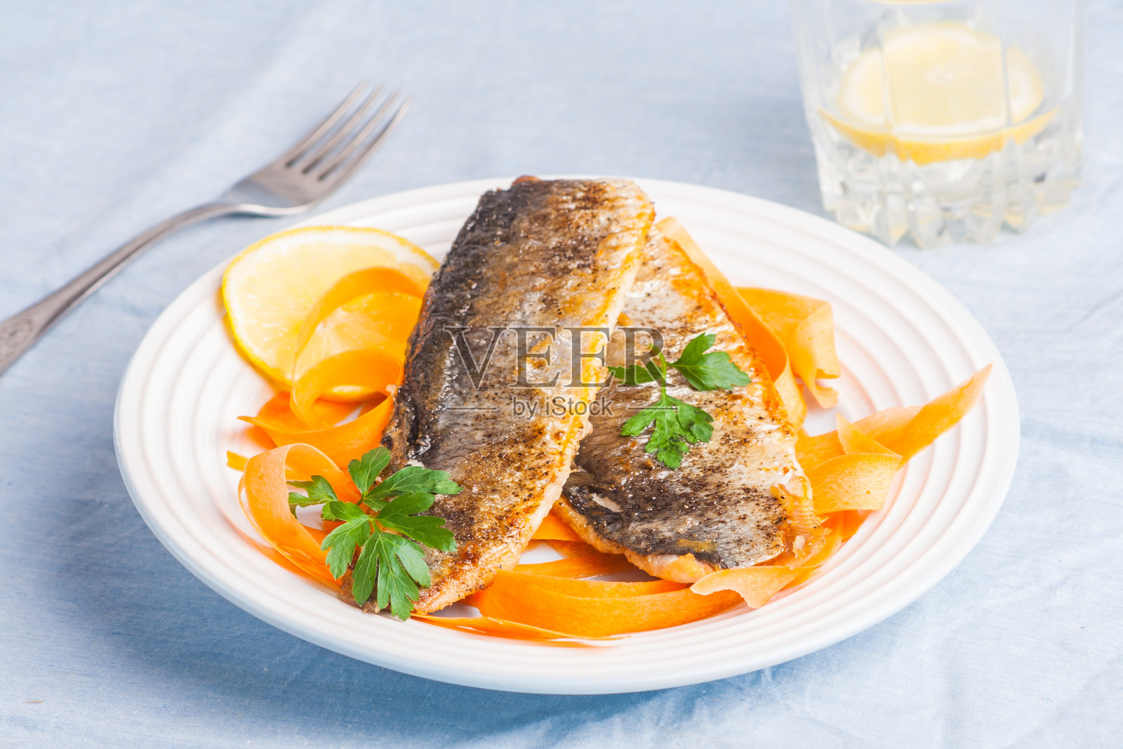 油炸鲱鱼。照片摄影图片