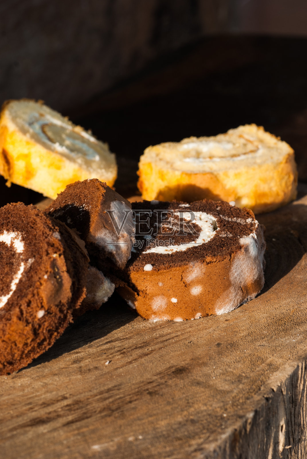 果酱卷饼带有霉菌，不再适合照片摄影图片