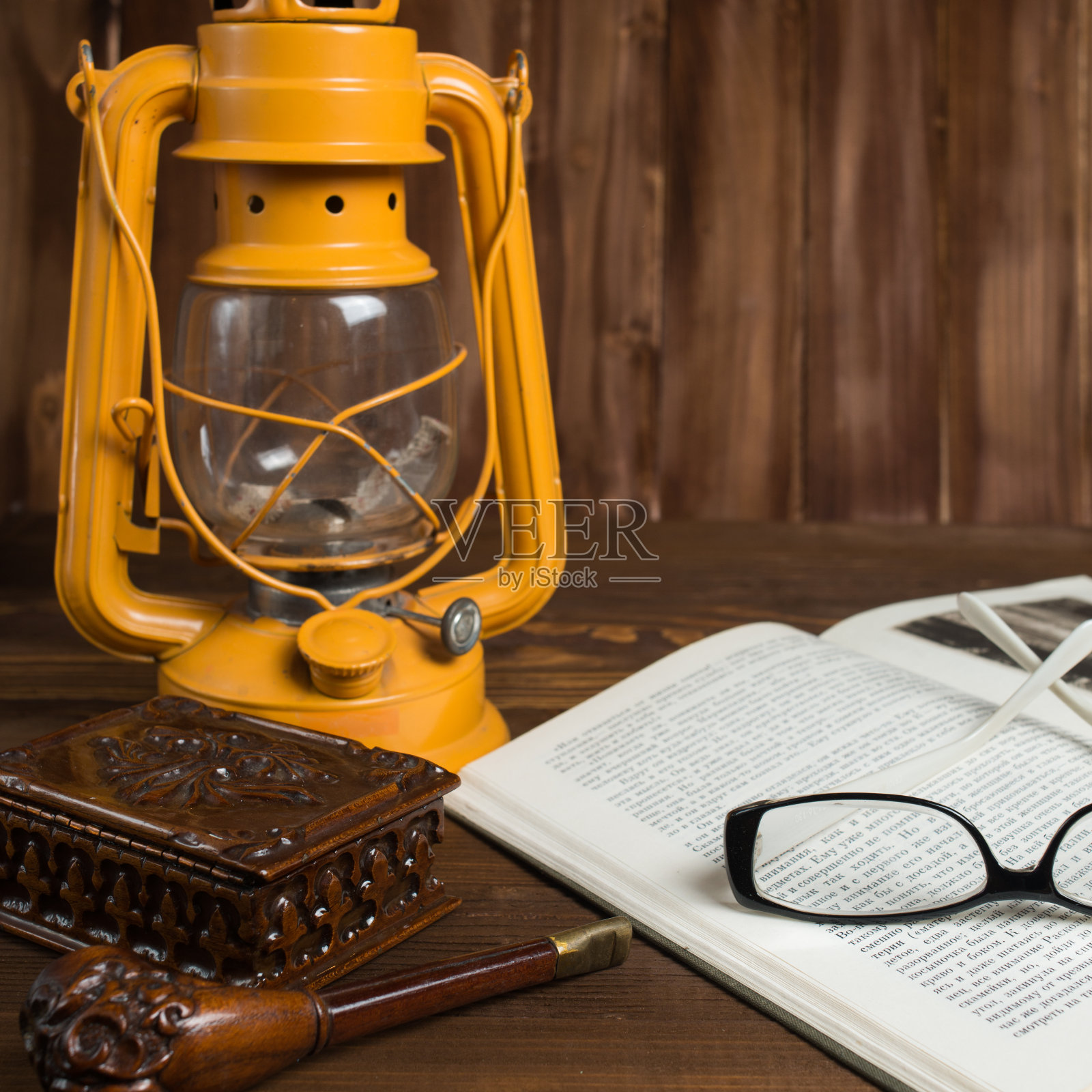 台灯、书、眼镜管照片摄影图片