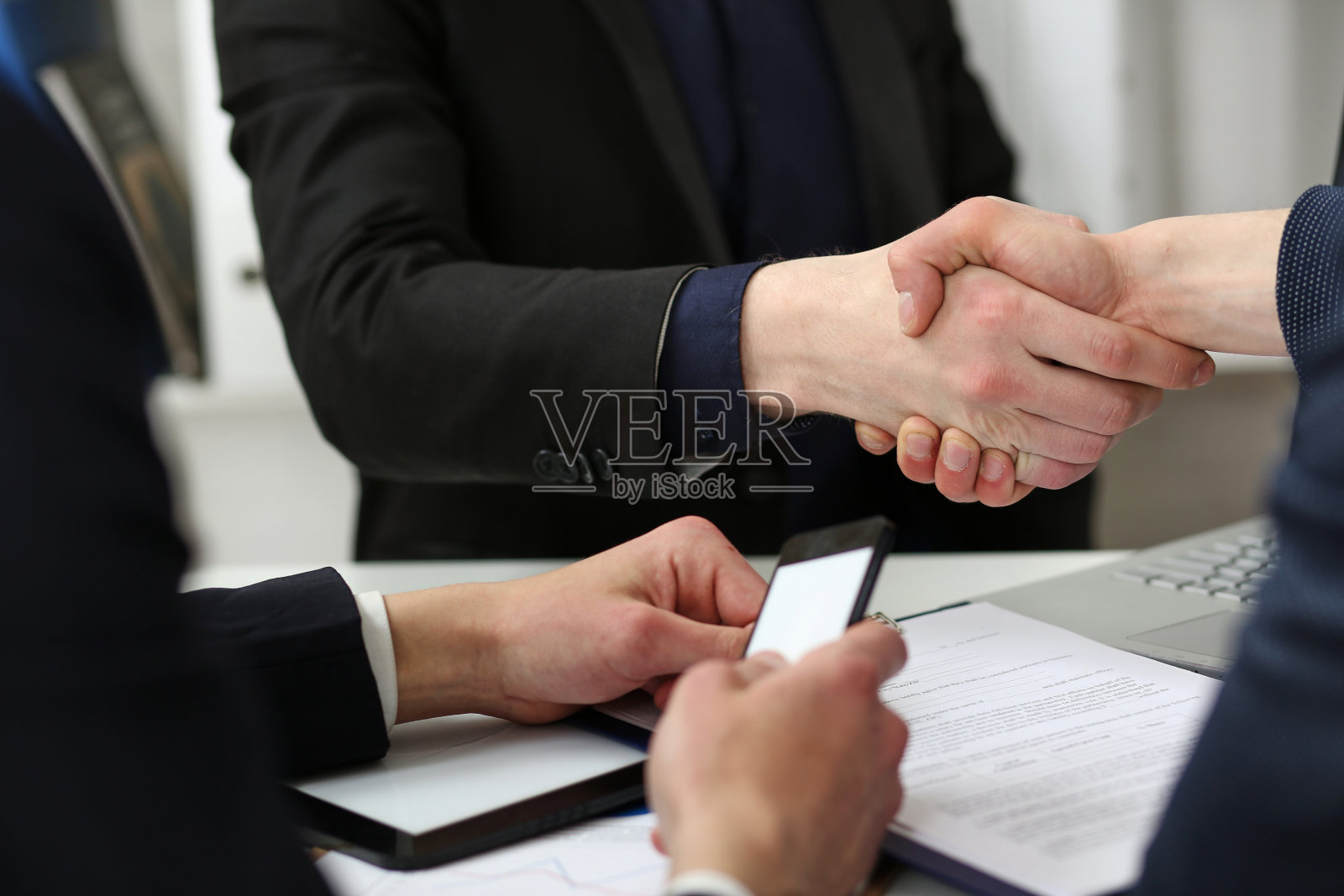 两个商人握手打招呼在办公室特写照片摄影图片