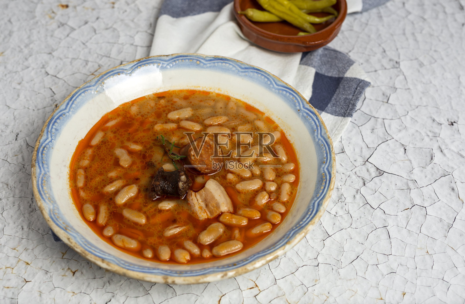 西班牙辣香肠和猪肉炖豆子照片摄影图片