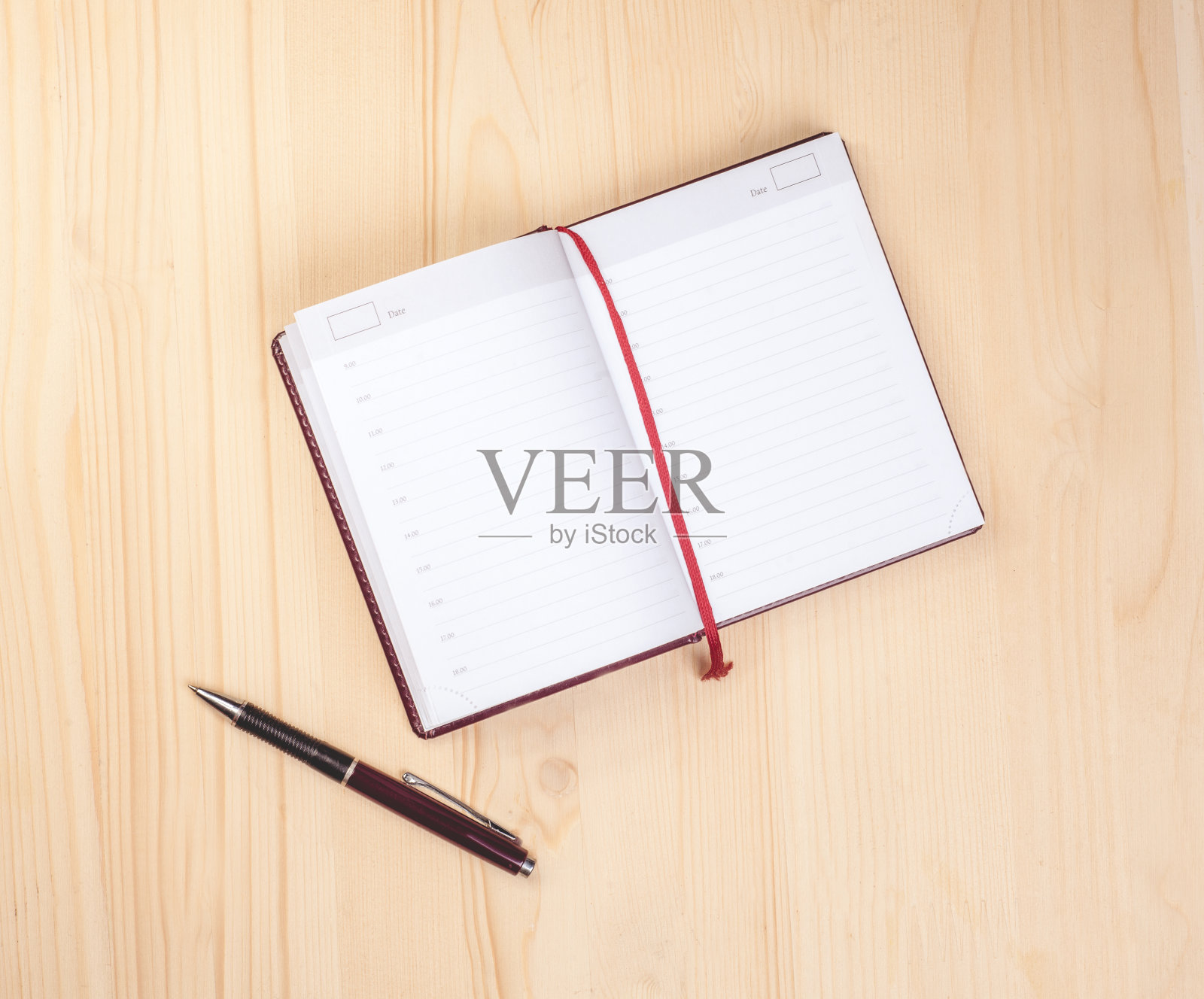 木桌上放着带笔的空白笔记本照片摄影图片