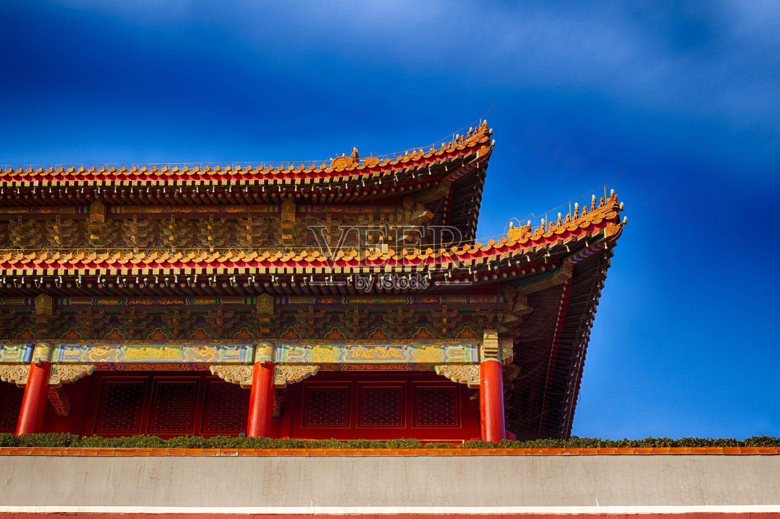 中国传统屋顶。民族风格。好鲜艳的旗帜。照片摄影图片