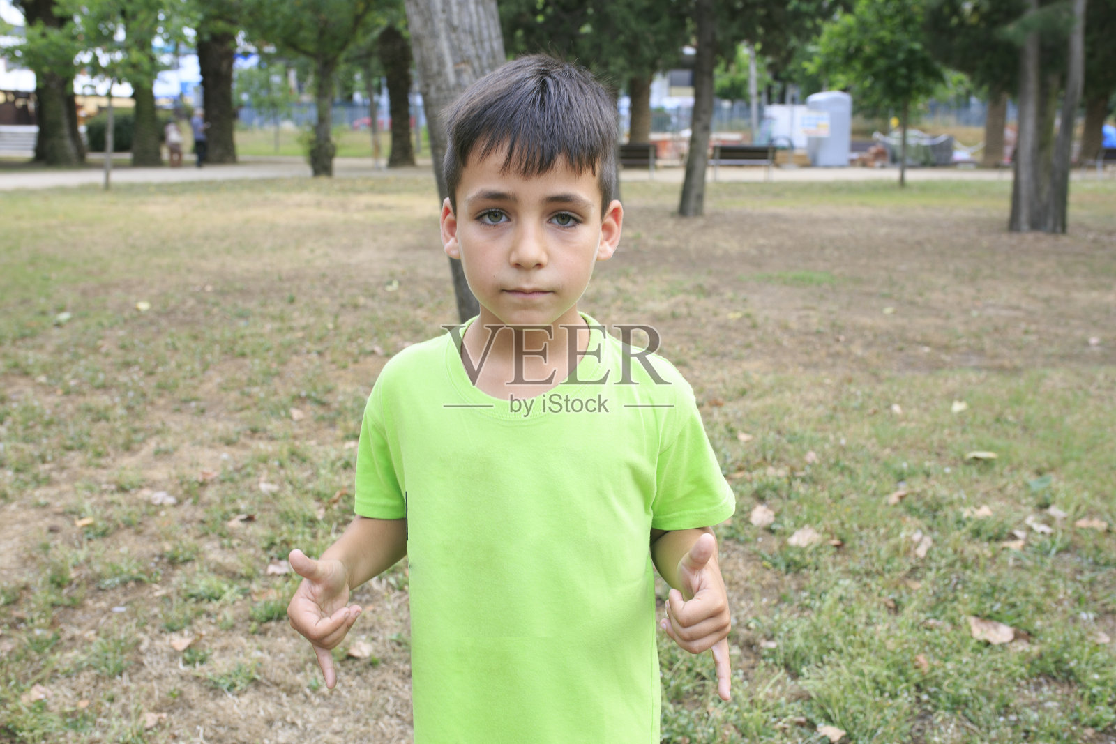 绿色的眼睛男孩微笑的公园照片摄影图片