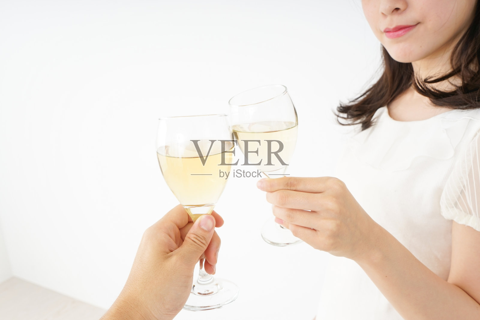 年轻女子喝酒照片摄影图片