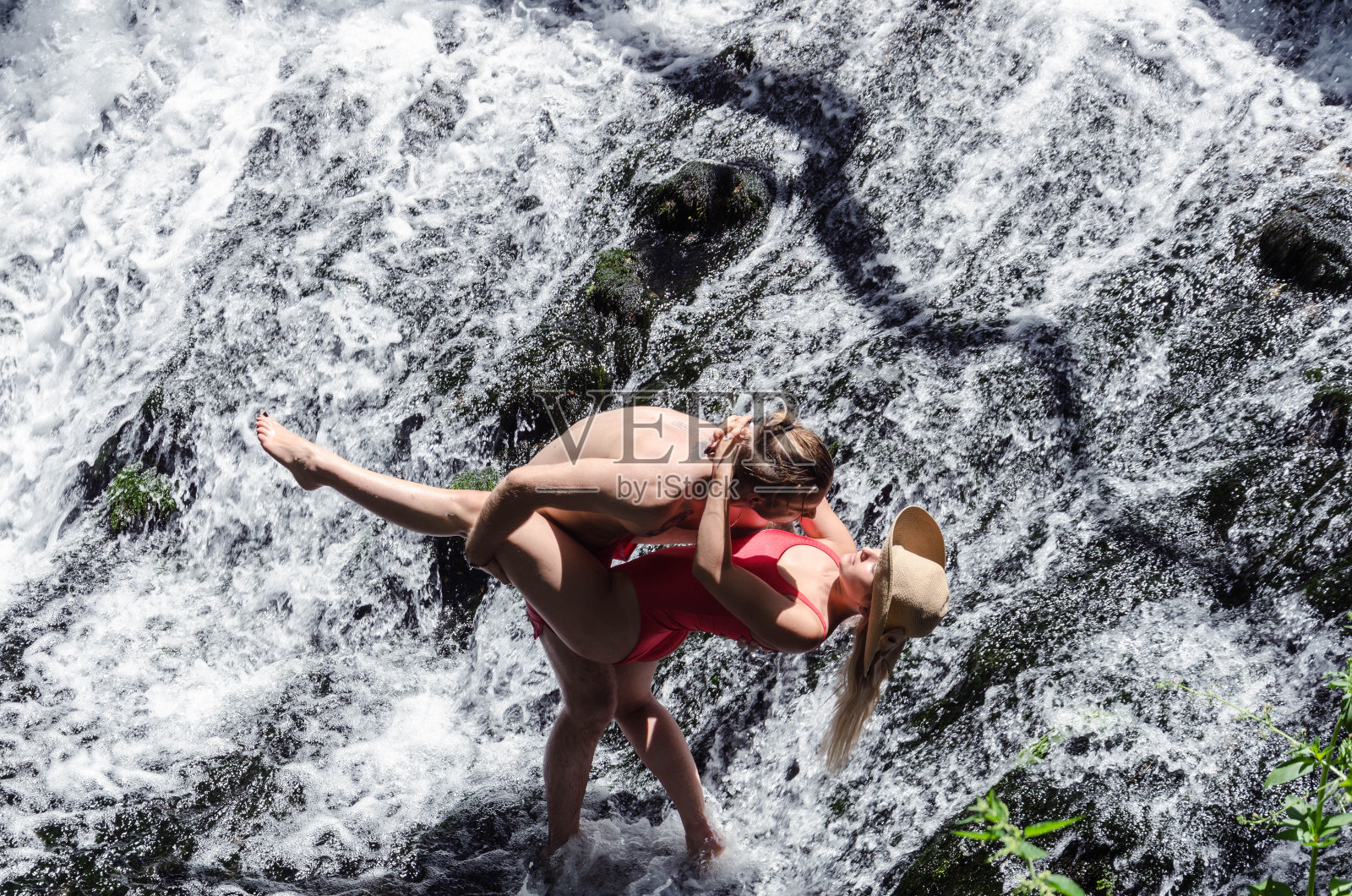 性感嬉戏的夫妇在水里玩照片摄影图片