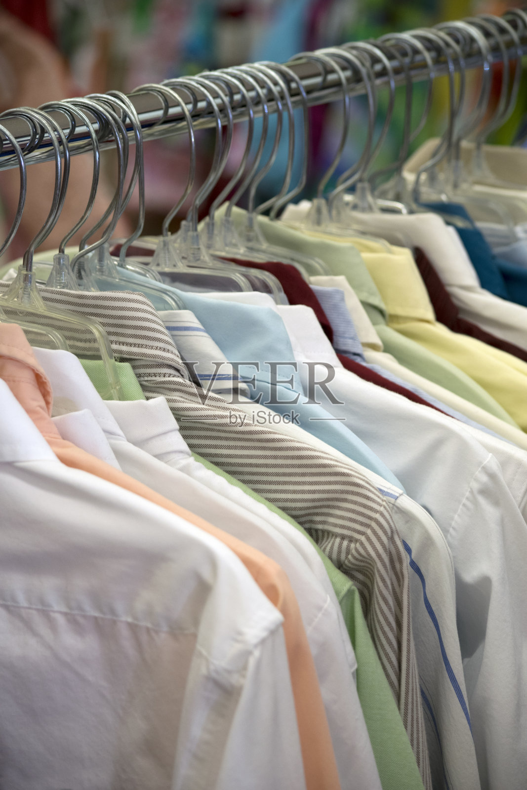 商店里挂在架子上的衣服照片摄影图片