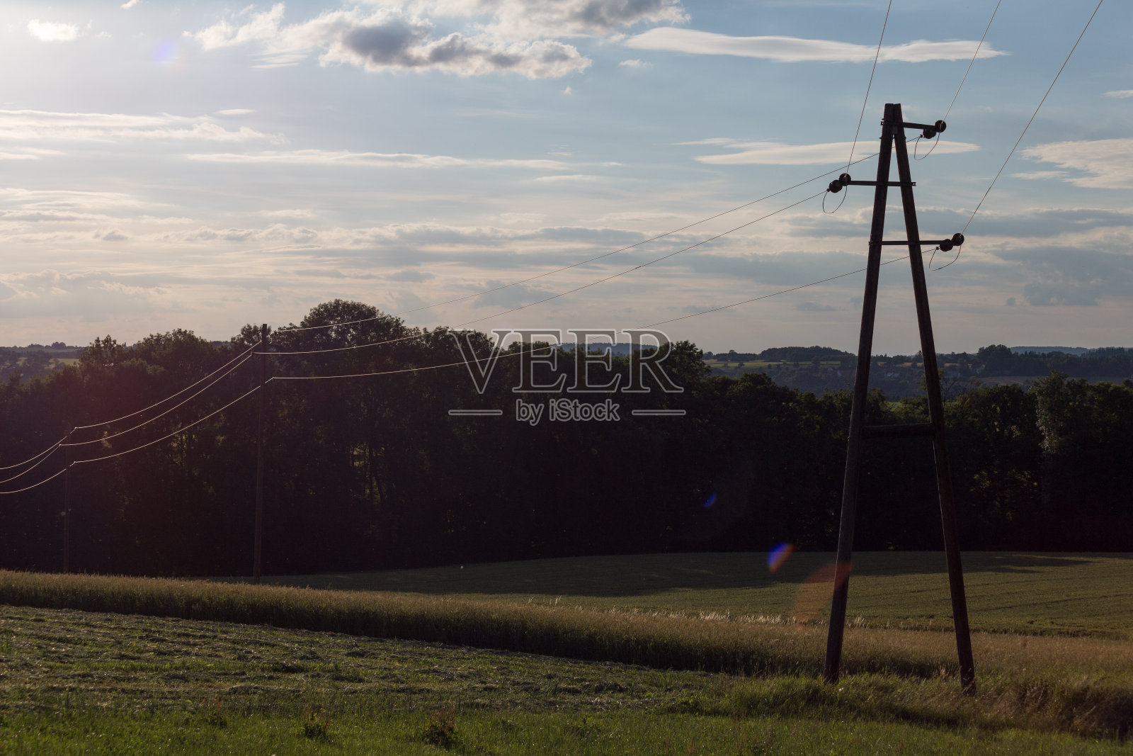 仲夏夜晚，德国南部乡村蓝天上的电力线照片摄影图片