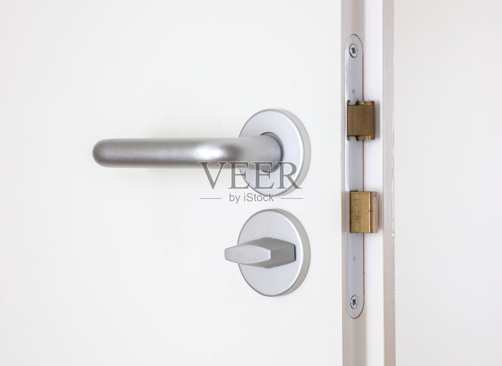 白色门，镀铬门把手照片摄影图片