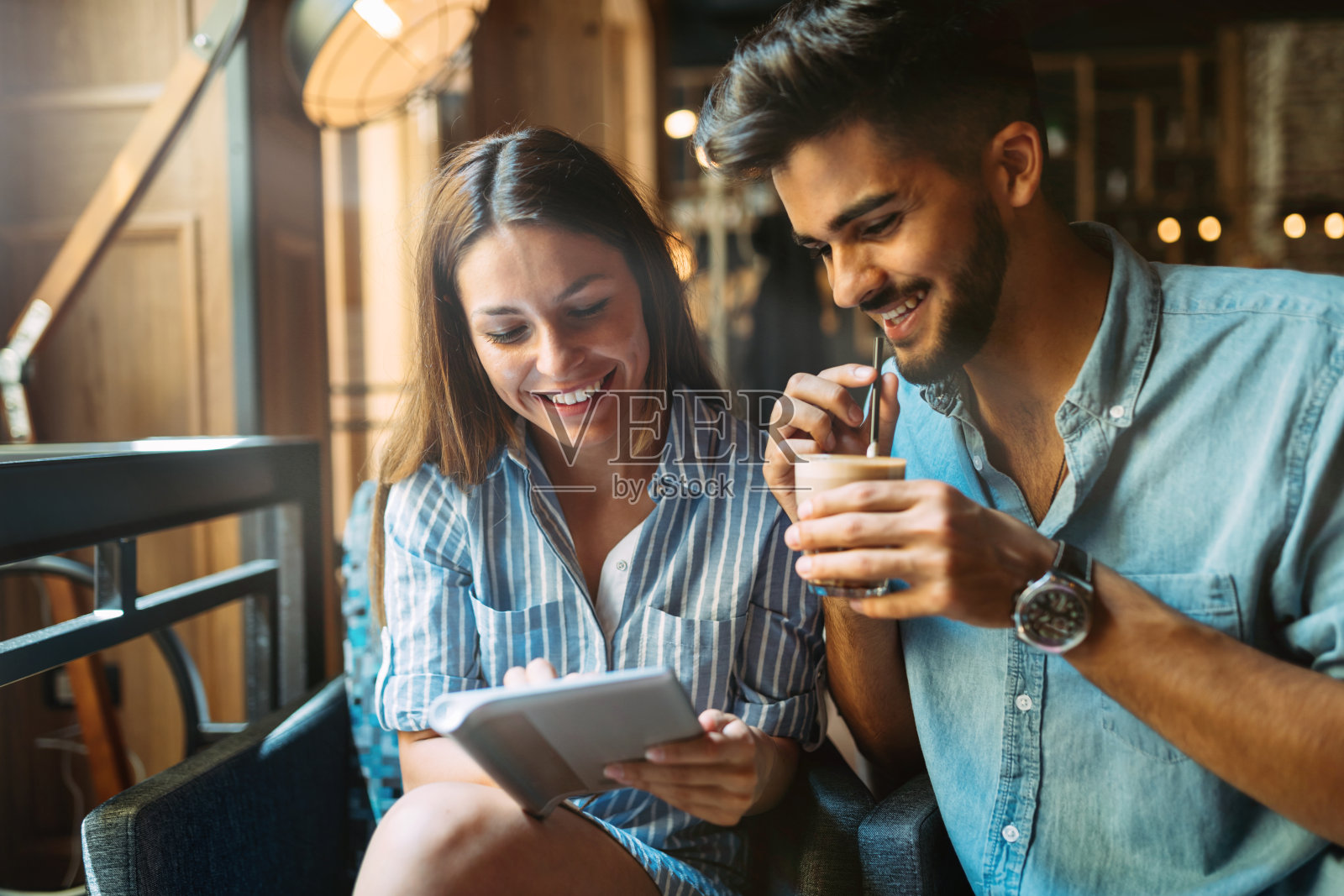 年轻迷人的夫妇在咖啡店约会照片摄影图片