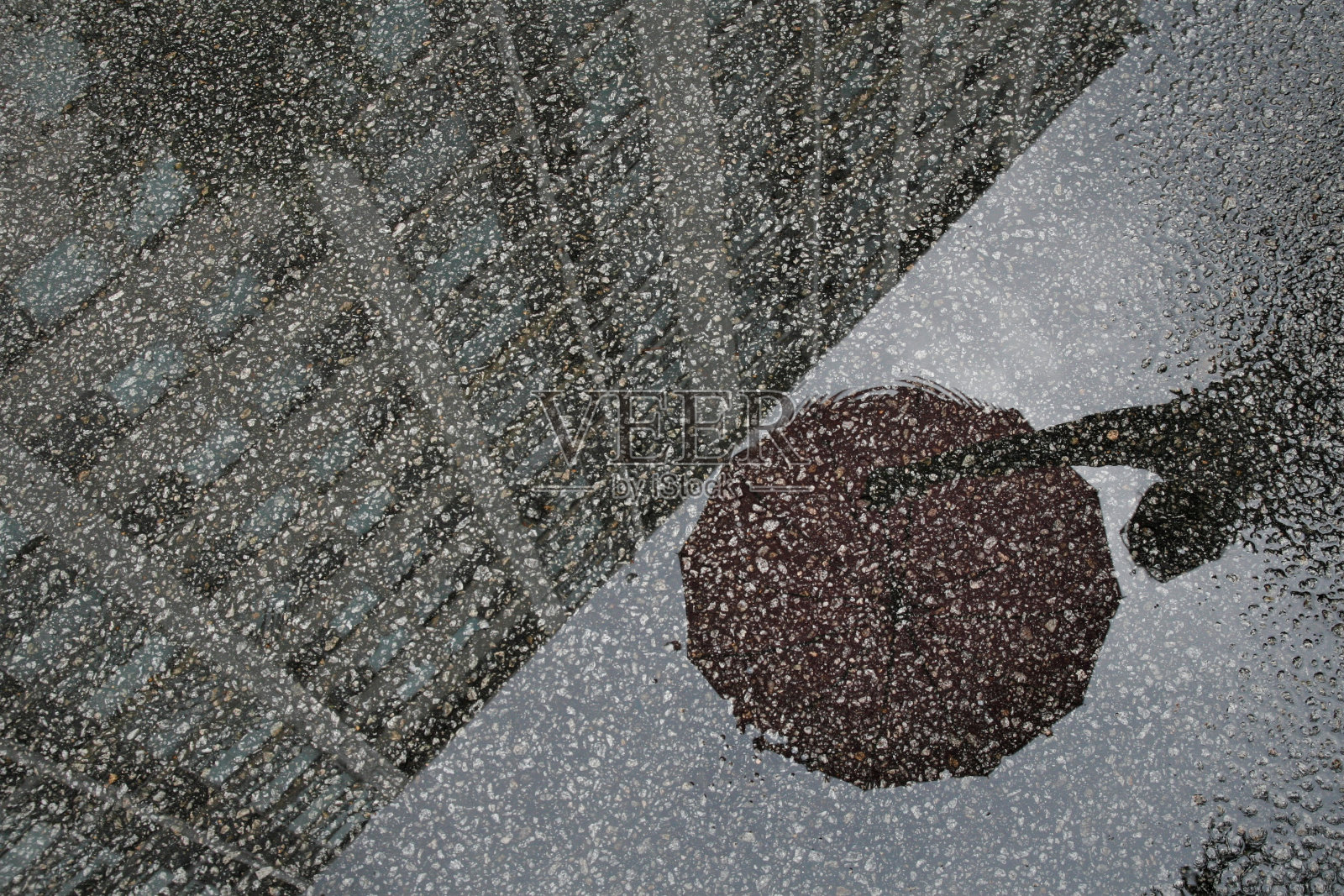 雨中的倒影照片摄影图片