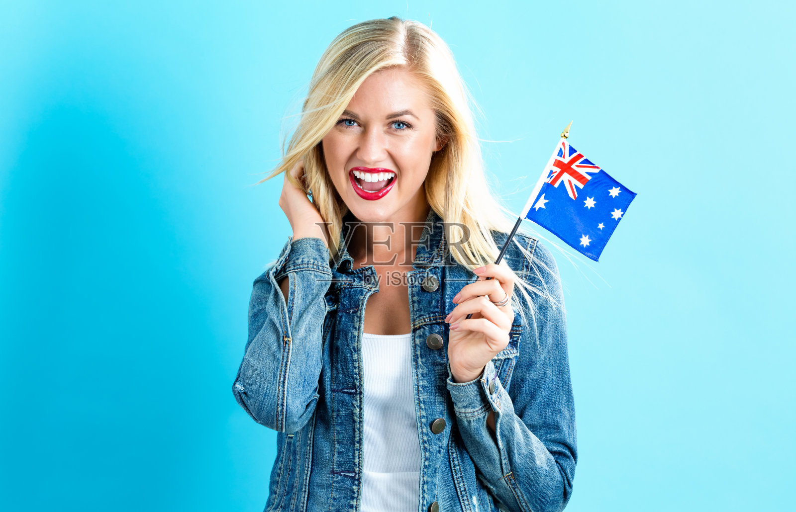 年轻女子举着澳大利亚国旗照片摄影图片