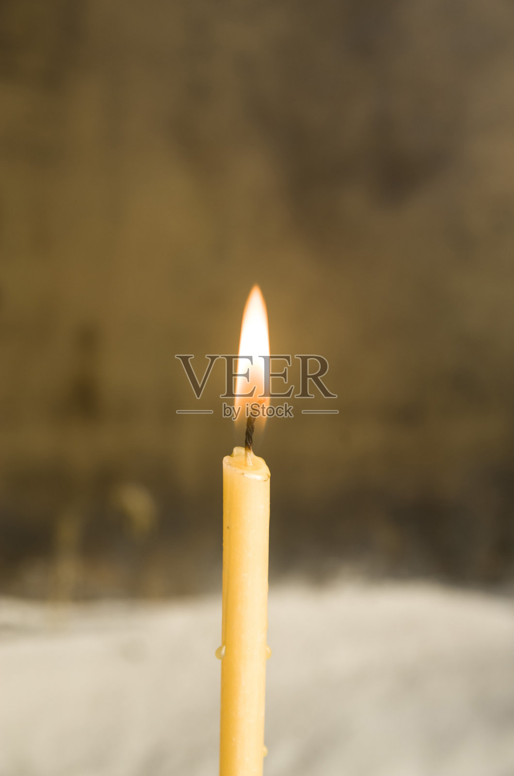 教堂里燃烧的蜡烛照片摄影图片