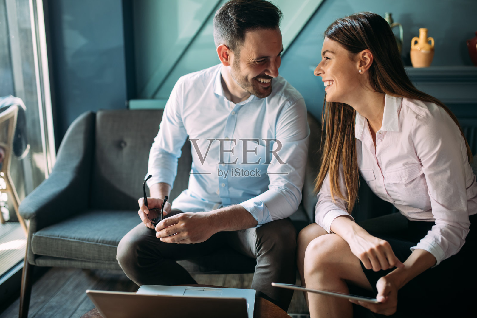 男男女女在办公室用笔记本电脑一起工作照片摄影图片