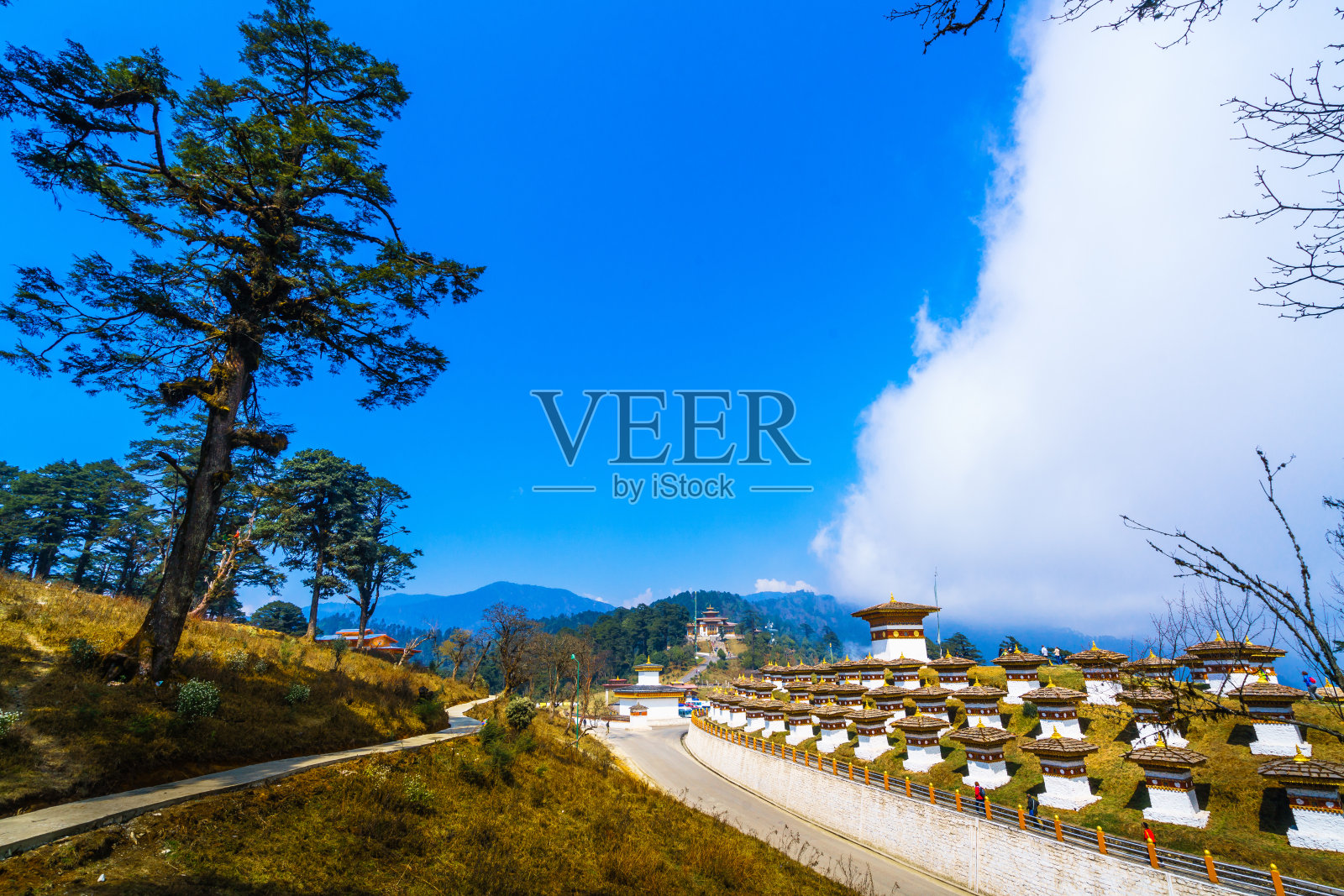 蓝天映衬下的风景照片摄影图片