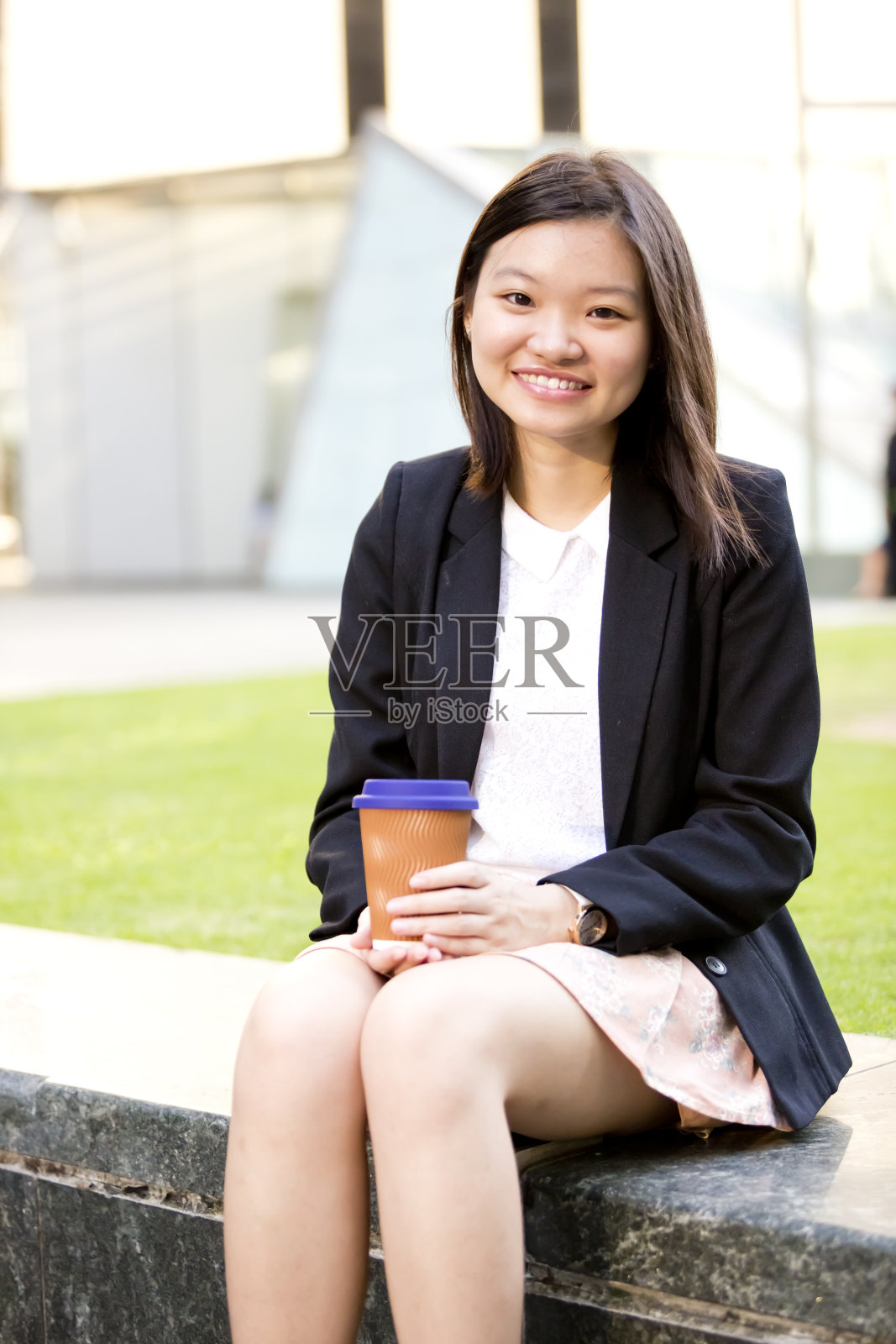 年轻女性亚洲高管持有档案照片摄影图片