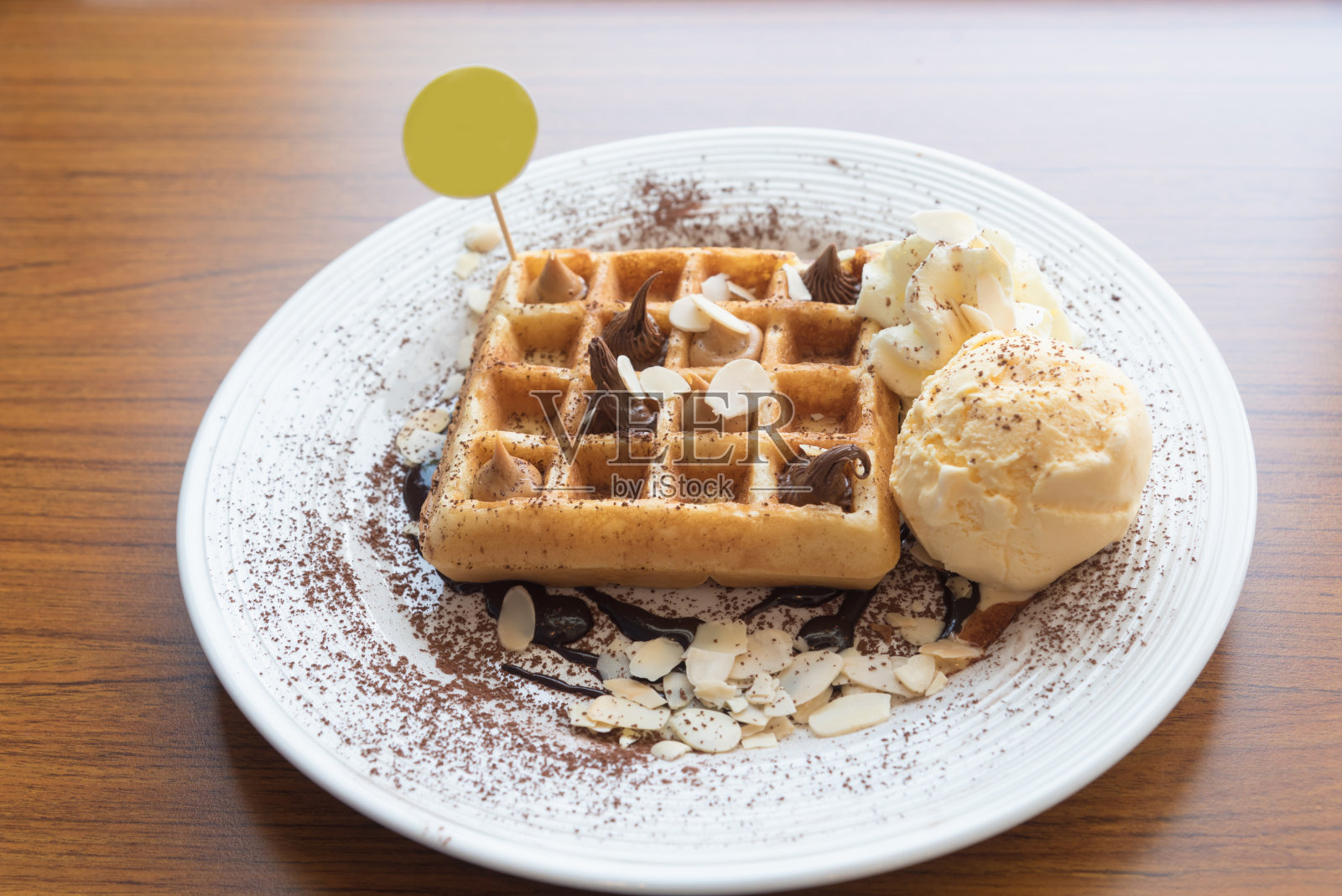 华夫饼配巧克力酱和冰淇淋照片摄影图片