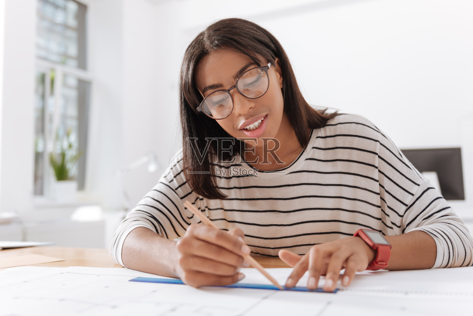 聪明聪明的女人画照片摄影图片