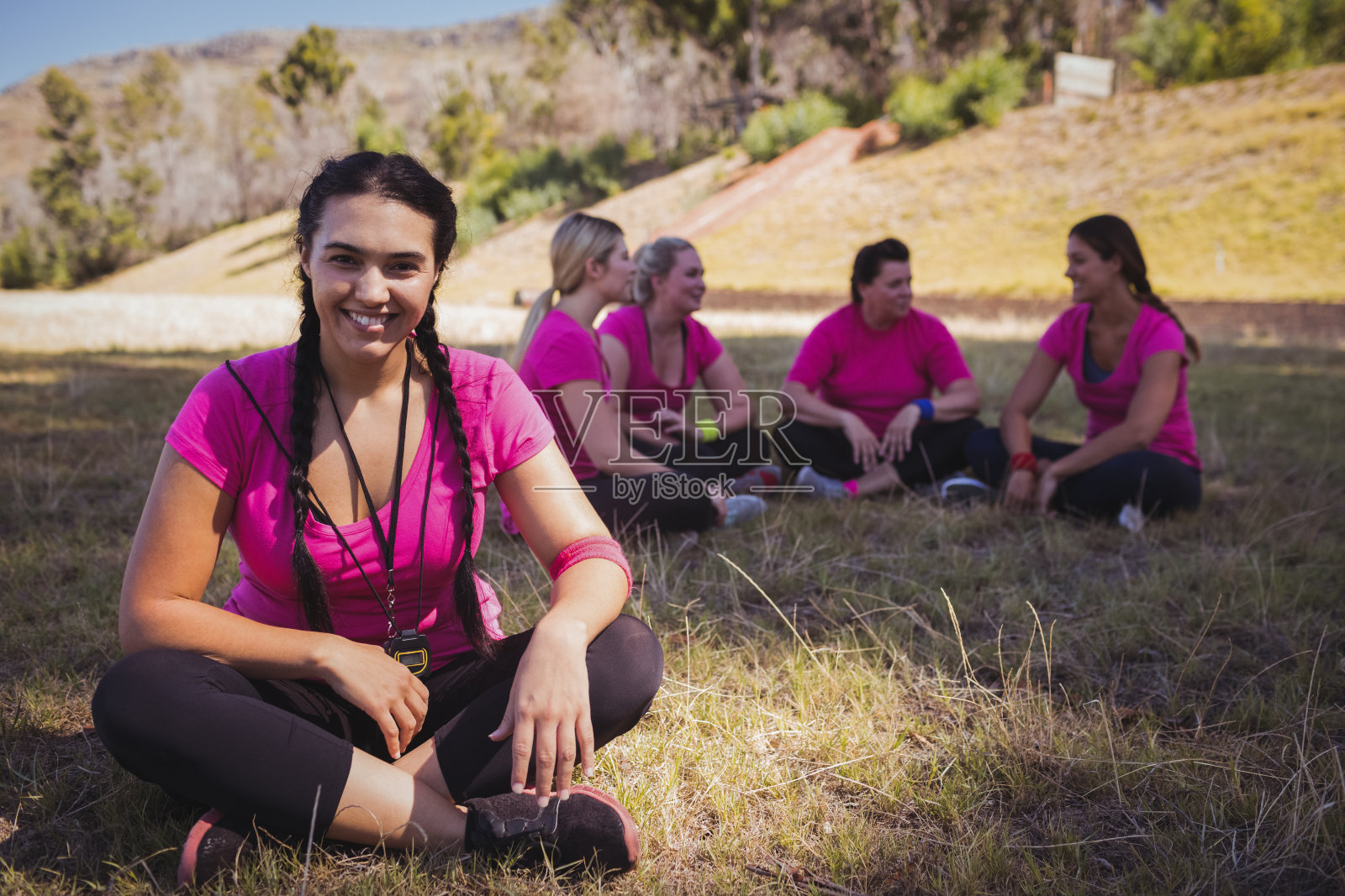 在新兵训练营放松的女教练照片摄影图片
