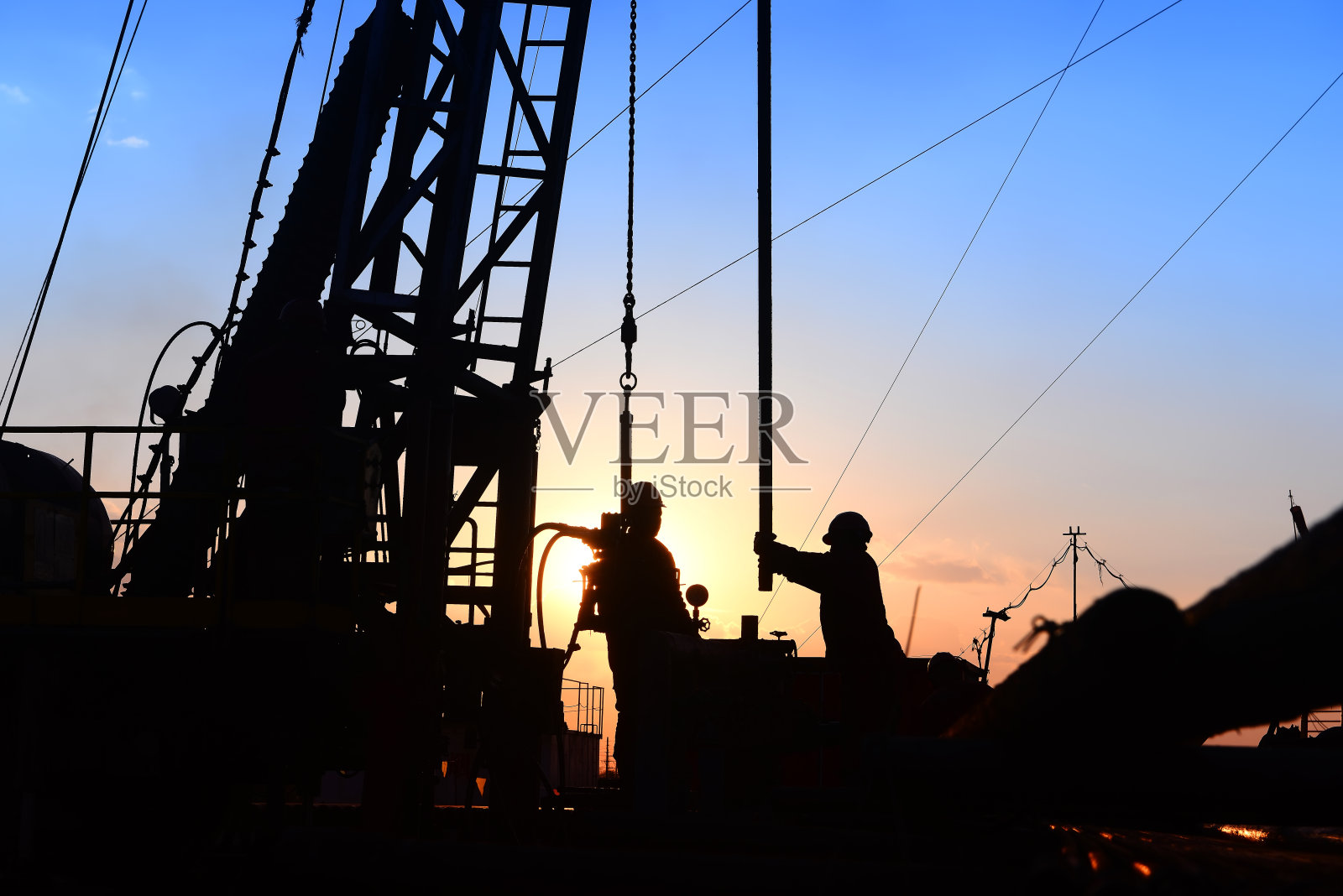 油田，石油工人正在工作照片摄影图片