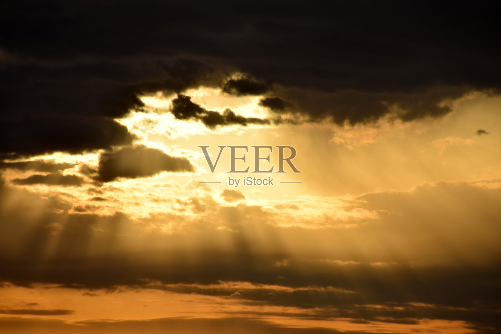 海面上的日落，天空多云照片摄影图片