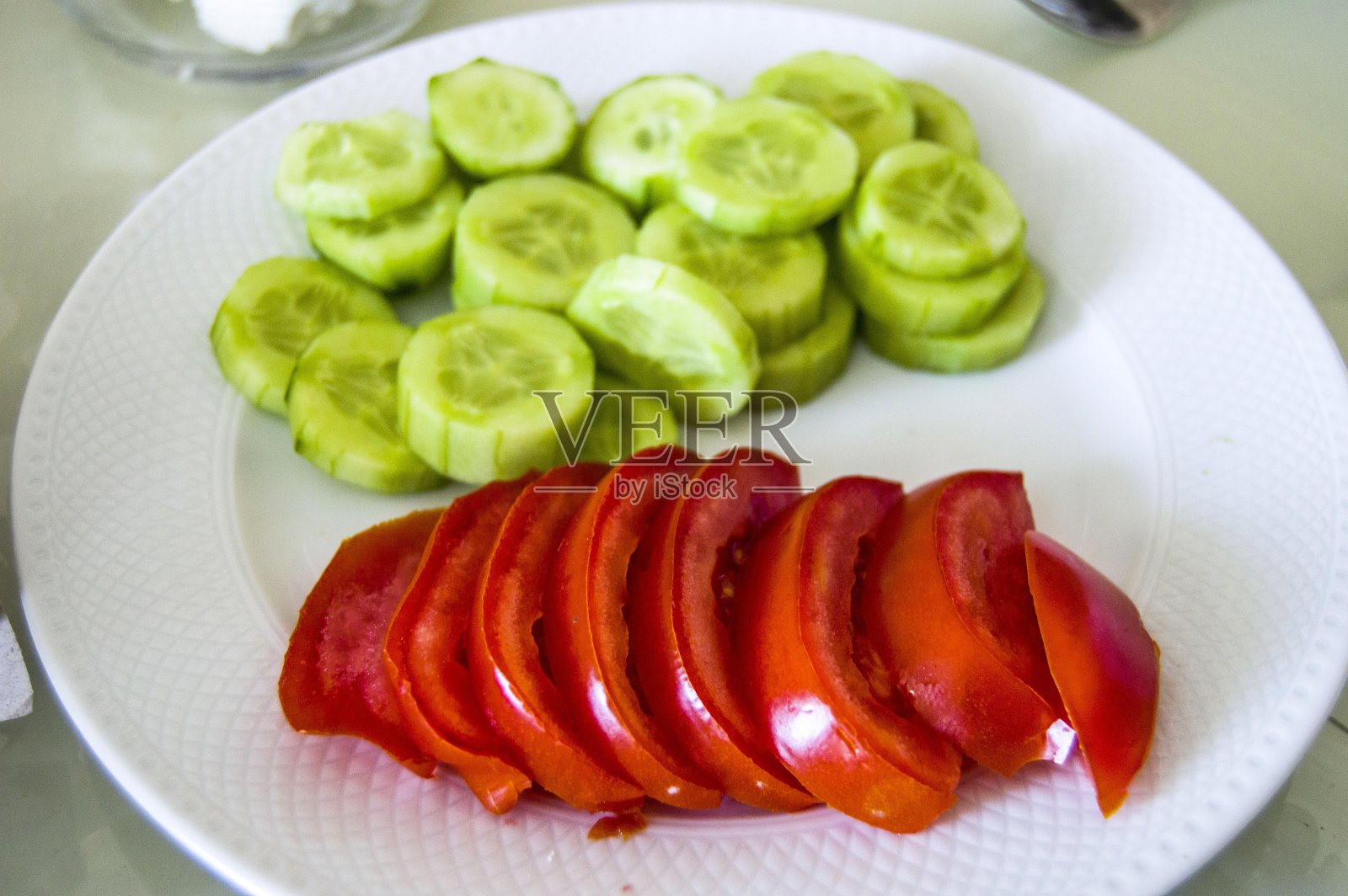早餐桌上有新鲜切片的西红柿和黄瓜照片摄影图片